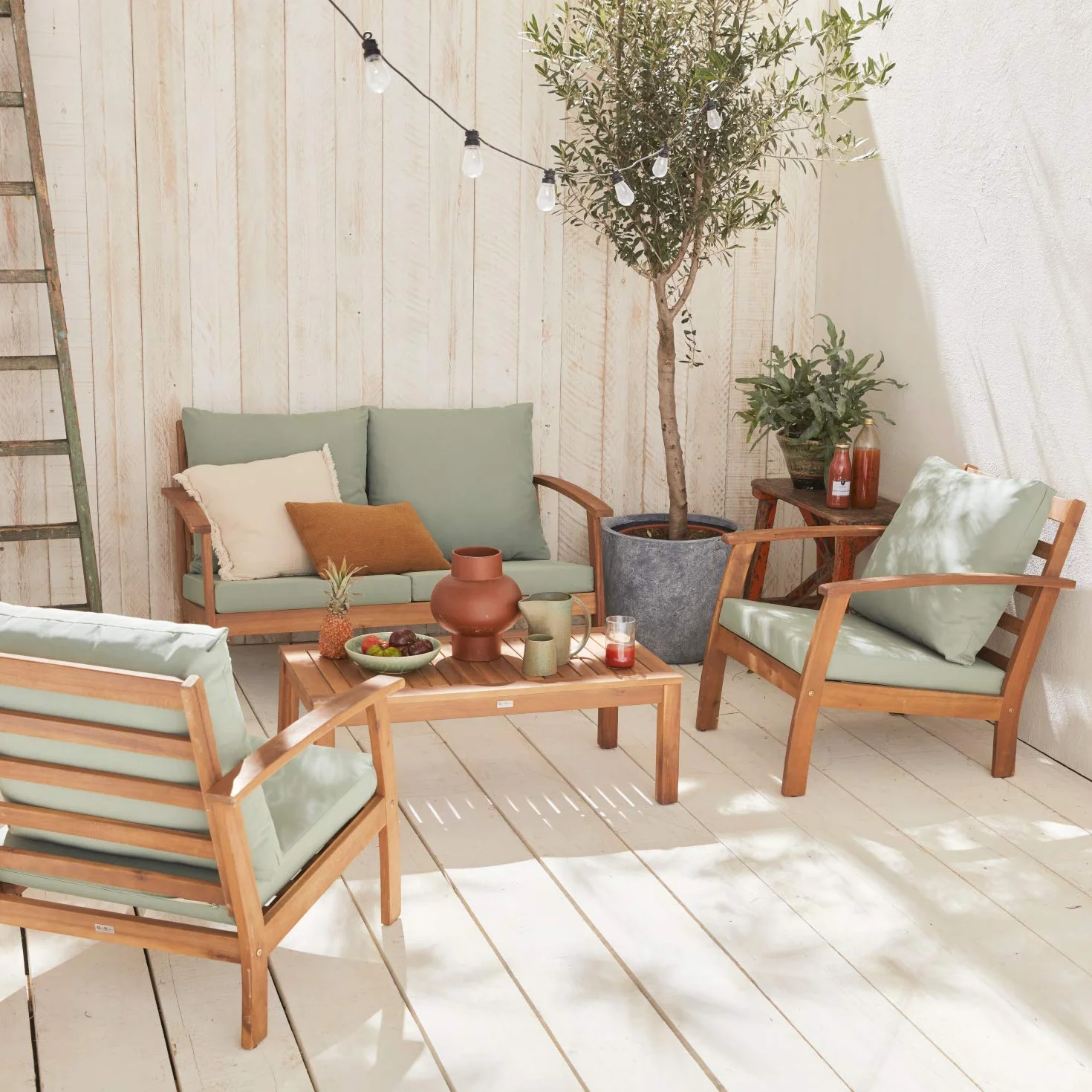 Alice's Garden Salon de Jardin en Bois 4 Places Ushuaïa Coussins Vert de Gris Table Basse Acacia Design