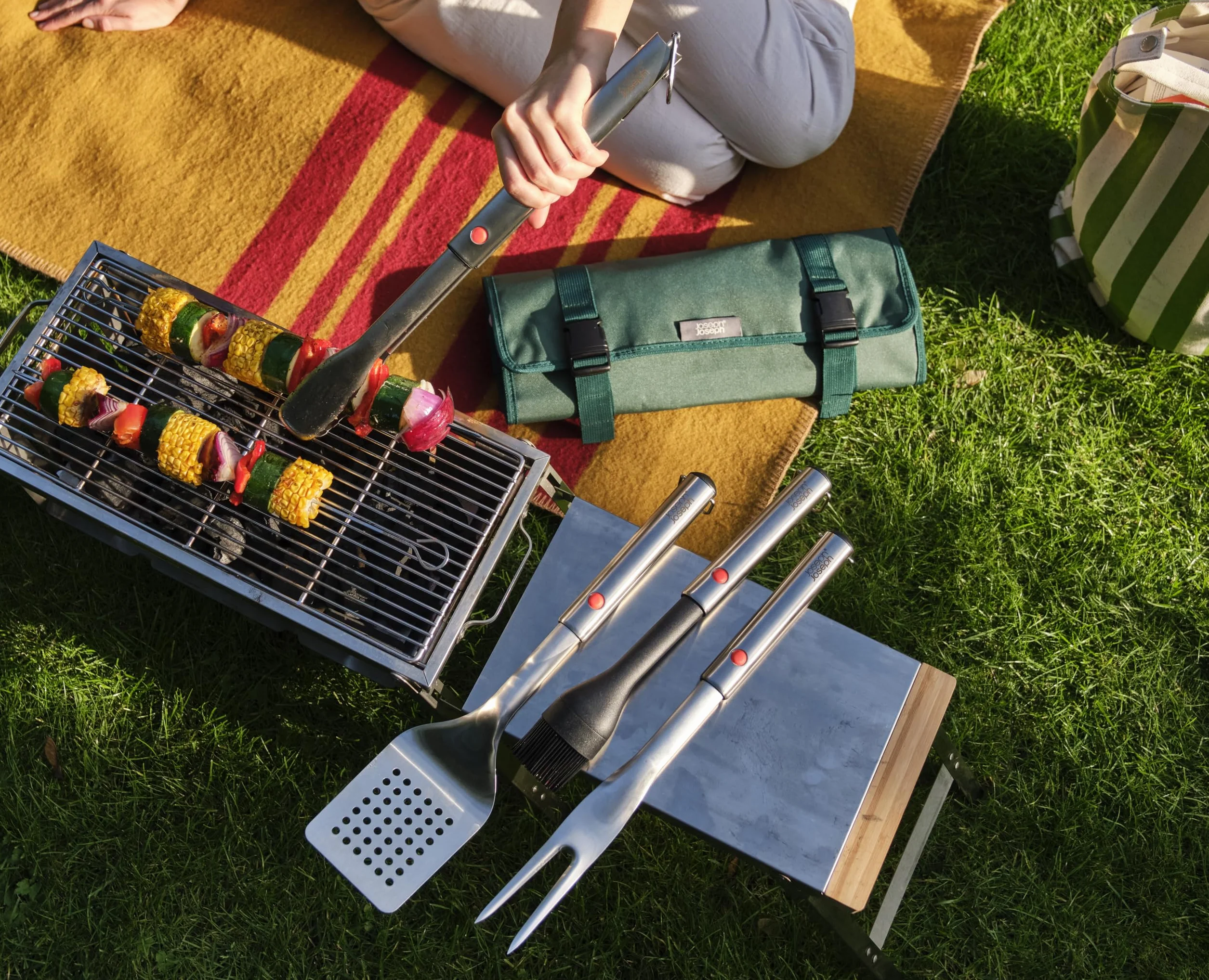 Joseph Joseph GrillOut Brosse à Badigeonner BBQ Silicone Tête Rétractable Poils Résistants Haute Température Poignée Acier Inoxydable