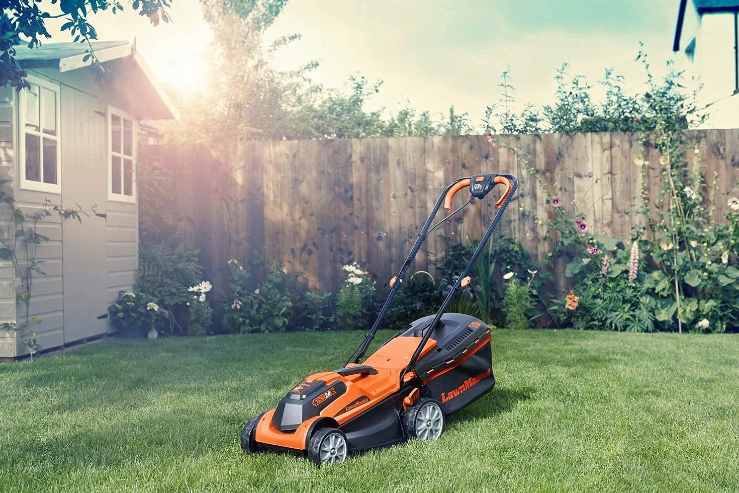 LawnMaster CLMF2434G Tondeuse à Gazon sans Fil 24V Max 34cm 2x4.0Ah Batterie