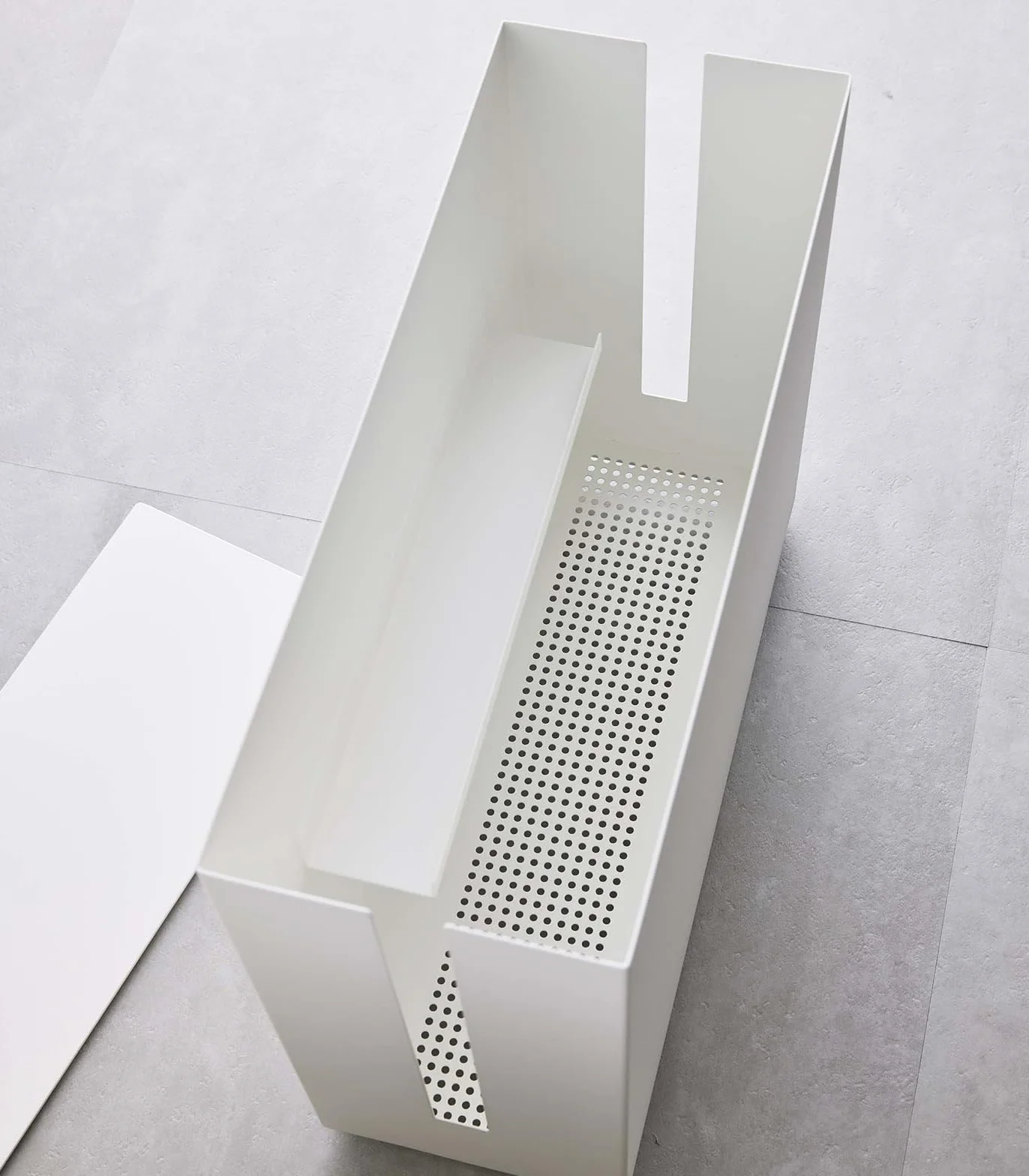 Yamazaki Tower Boîte Rangement pour câbles, en Acier - avec roulettes, Solution Gestion des câbles, Bureau, Organiser Les Prises - 40 x 15 x 34,5 cm, Design Japonais, Blanc