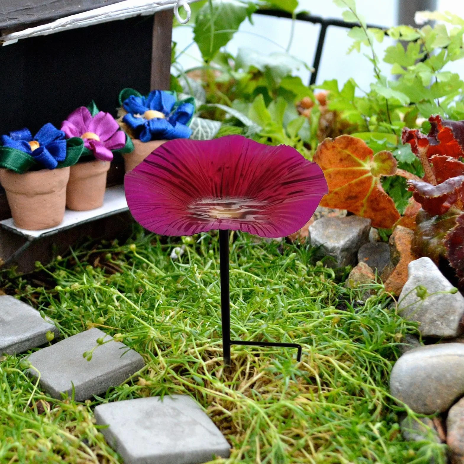 Bain d'oiseaux en fer en forme de fleur pour extérieur sur pied