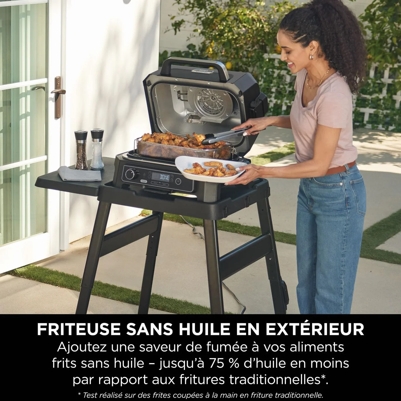 Ninja Woodfire Barbecue électrique et fumoir Pro XL 4-en-1 avec thermomètre, Air fryer d'extérieur, Smart Cook, granulés Woodfire, portatif, gris/noir OG850EU