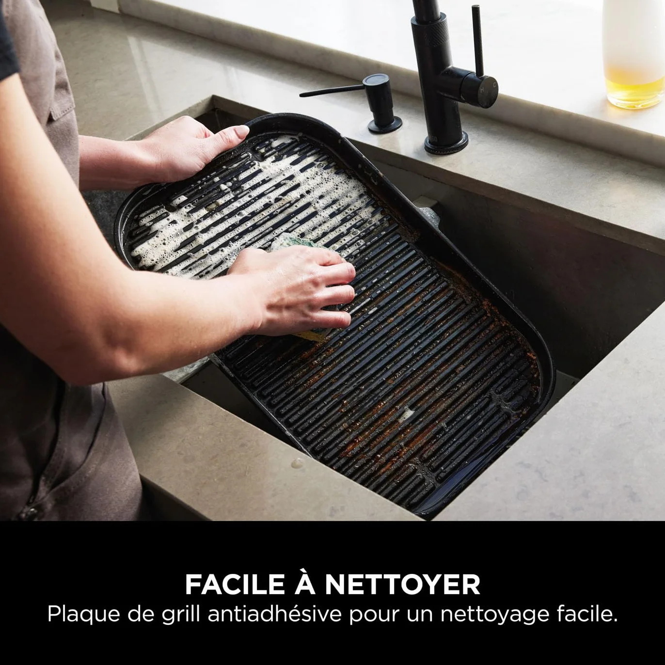 Ninja Woodfire Barbecue électrique et fumoir Pro XL 4-en-1 avec thermomètre, Air fryer d'extérieur, Smart Cook, granulés Woodfire, portatif, gris/noir OG850EU