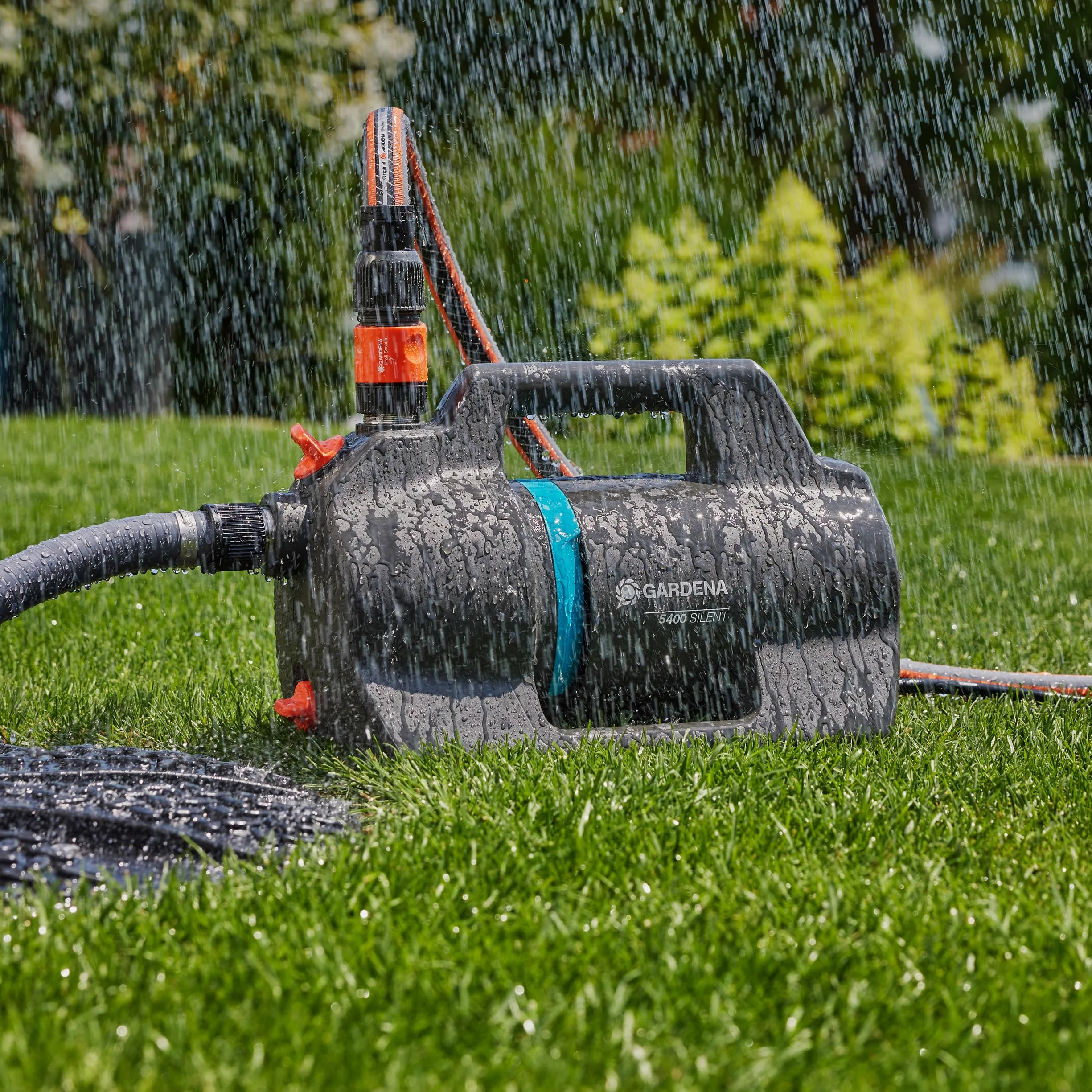 Gardena Pompe de jardin 5400 Silent Pompes: 26% de débit en plus pour la même consommation d'énergie que son prédécesseur*, Fonctionnement silencieux, Boîtier résistant à la pluie et aux UV (9086-20)