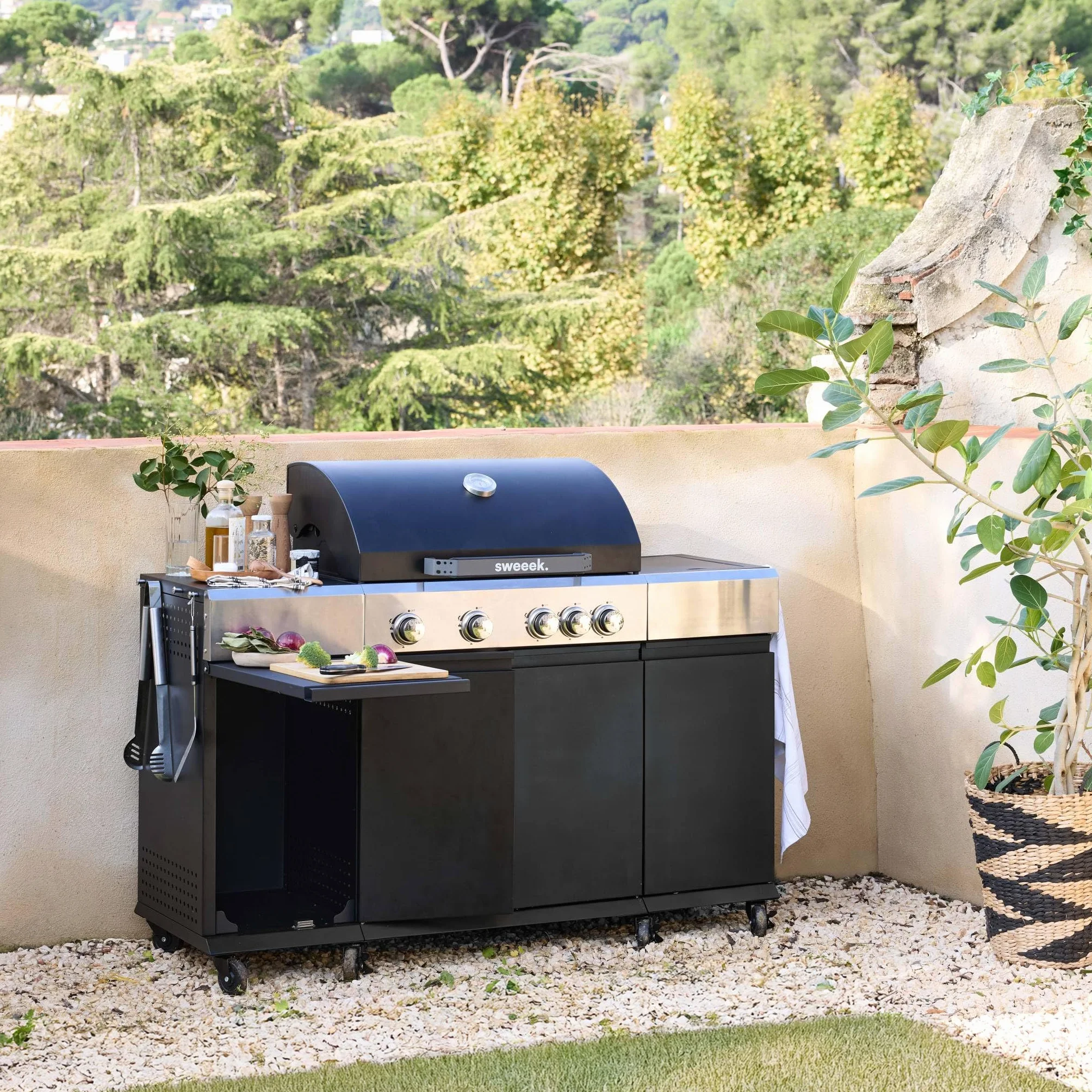 Sweeek Barbecue gaz 4 brûleurs + 1 feu latéral MAXIM noir acier L 145.5 x P 61.5 x H 143.5cm