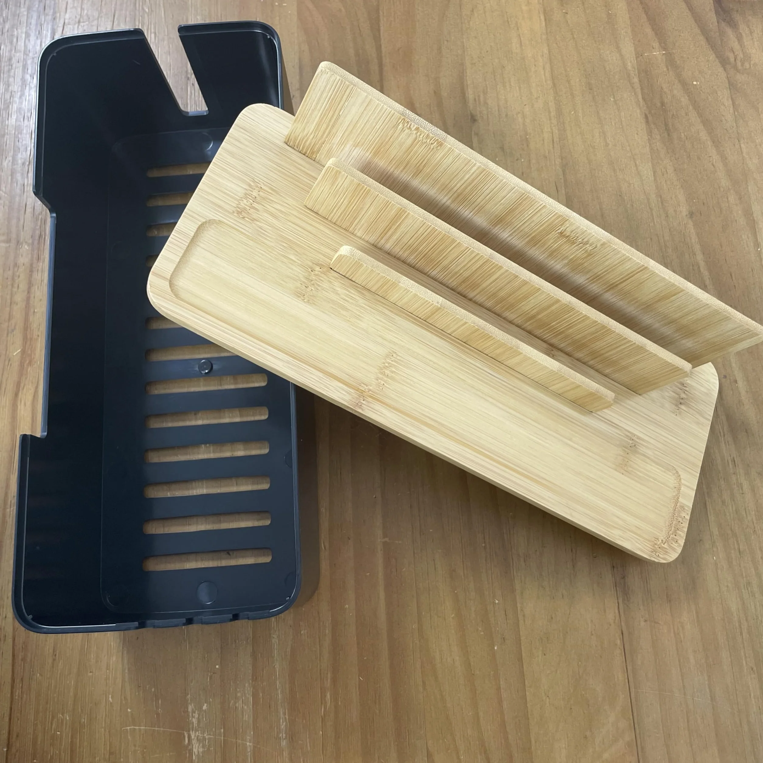 Boîte de gestion des câbles avec couvercle en bois, rangement multi-appareils pour téléphones/tablettes/smartwatches, rangement des câbles sur le bureau pour un espace de travail ordonné (Noir)