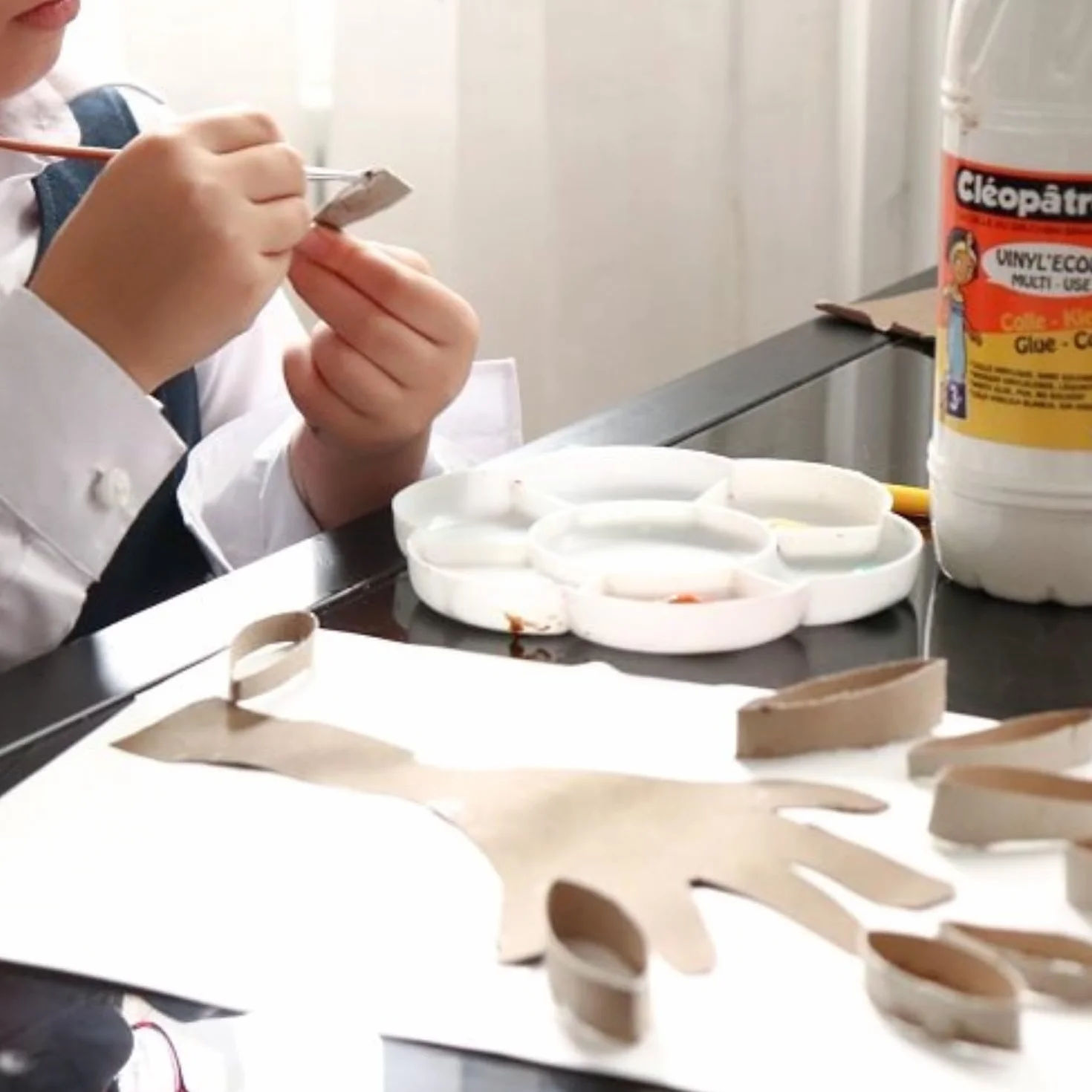 CLEOPATRE - Vinyl'Ecole Flacon De Colle Blanche Vinylique 1L - Idéale Travaux Manuels et Loisirs Créatifs Dès 3 ans – Rentrée Des Classes - Fabrication Française