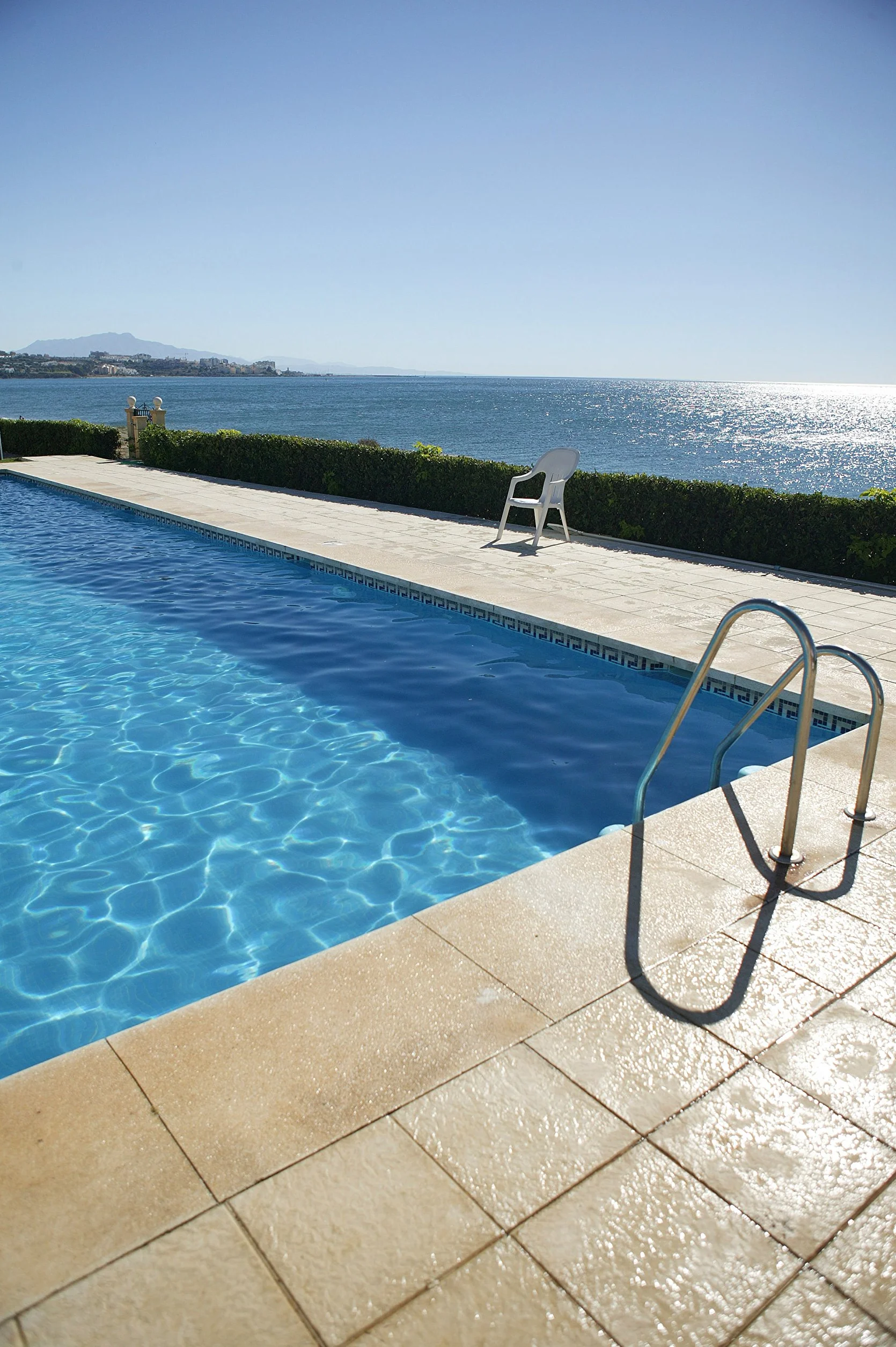 SIKA - Colle à carrelage extérieur spéciale piscine (classe C2-ET) - SikaCeram Piscine Blanc - Résistante à l'immersion - Facilité de pose murale - 25kg
