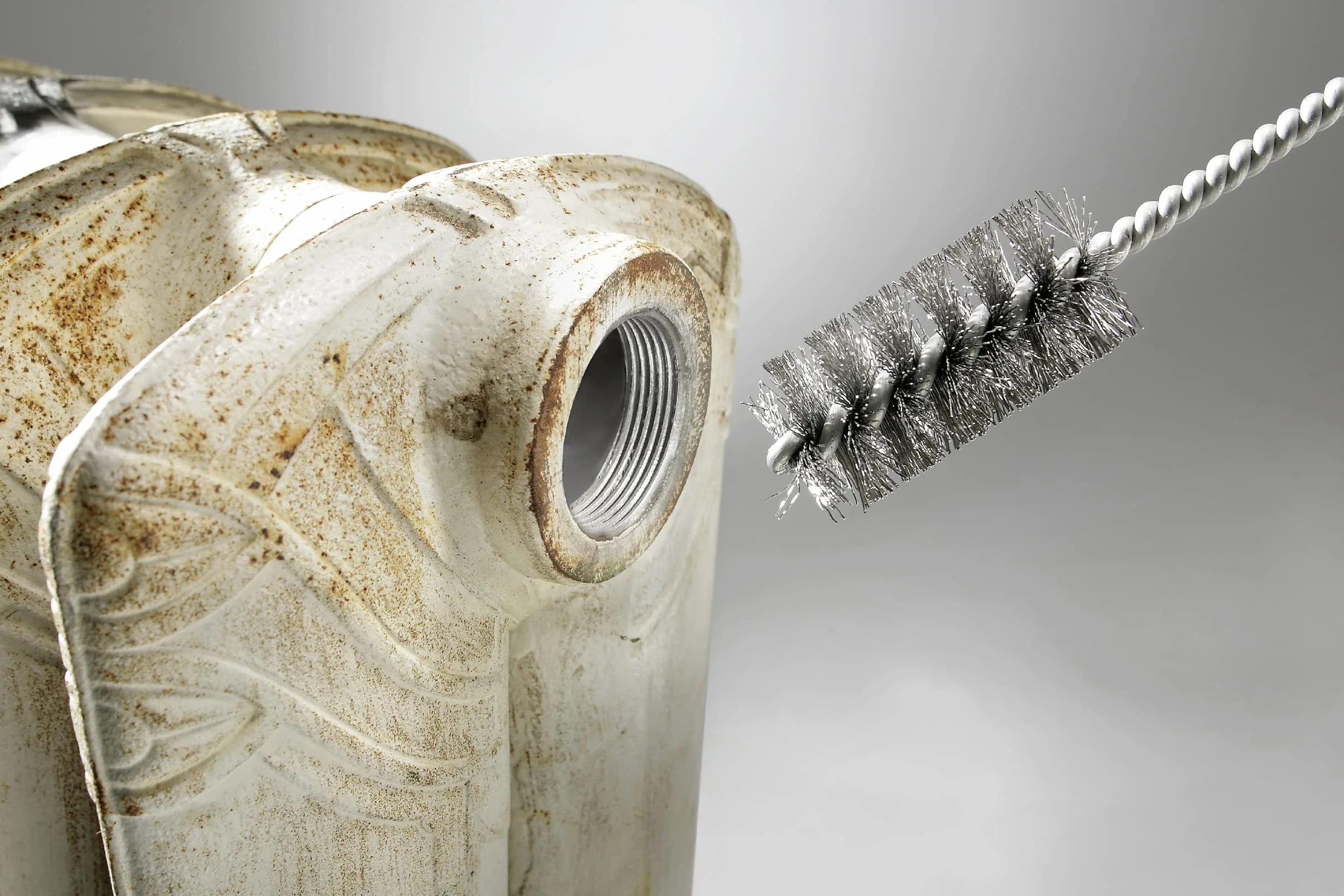 kwb brosse métallique ronde/cylindrique fine, ondulée, en fil d'acier, Ø 32 mm pour le métal et la pierre, brosse métallique pour perceuse, brosse à tuyaux pour chaudière/chauffage