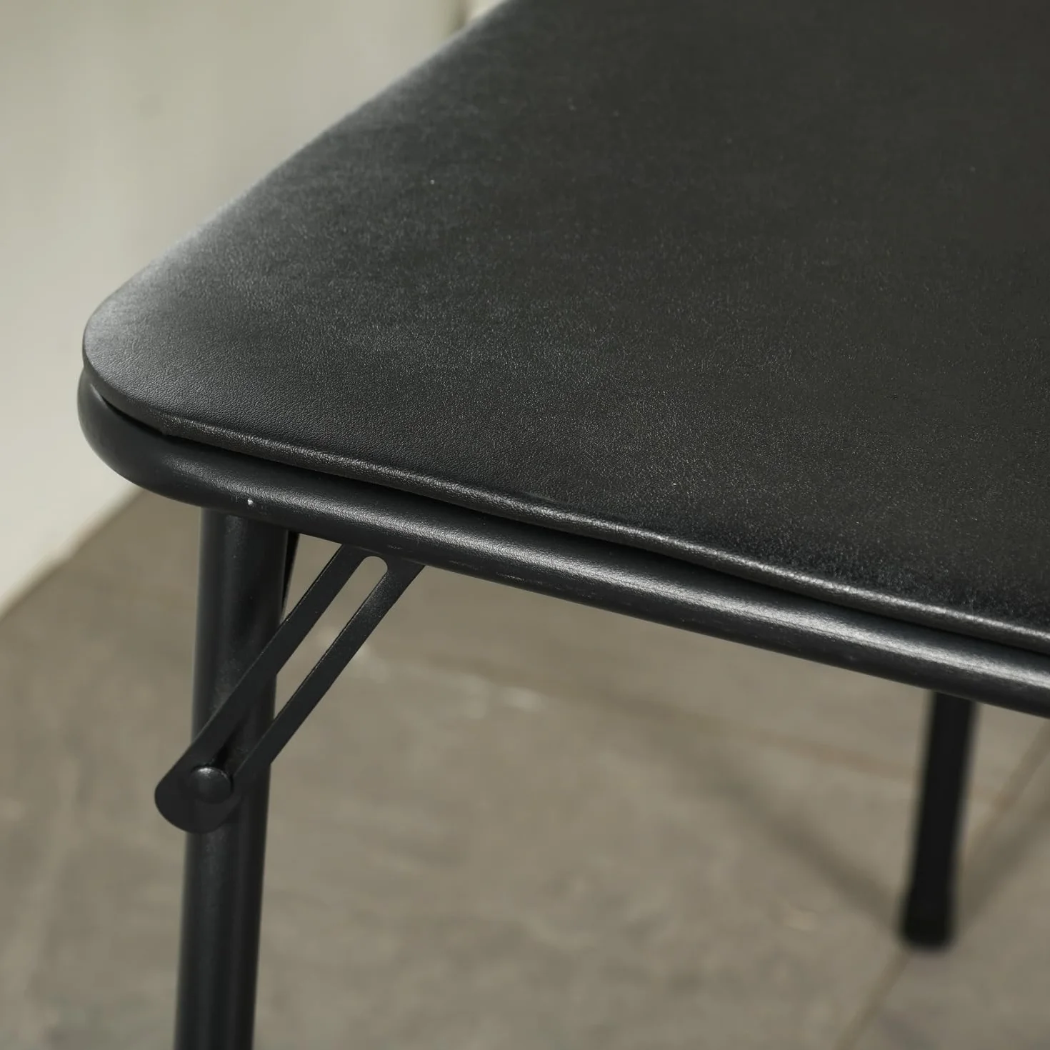 Tables de Bistrot pour Jardin Square Noire, Structure Métallique, Plateau MDF Rembourré Cuir Synthétique, Pliable 86x86cm