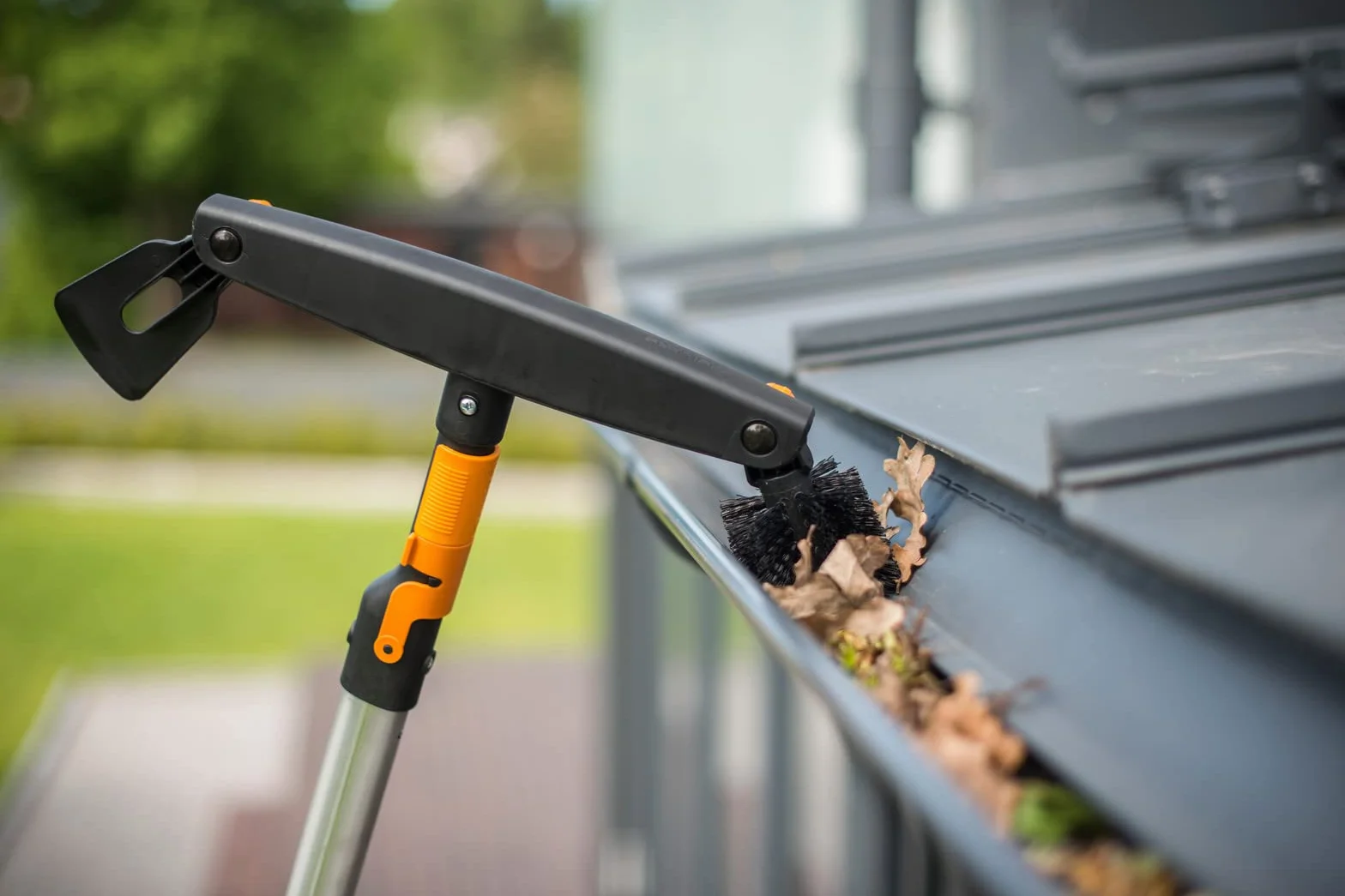 Fiskars Nettoyeur de gouttière, Avec grattoir et brosse ajustables, Tête d'outil QuikFit, Largeur: 4,5 cm, Noir/Orange, QuikFit, 1001414