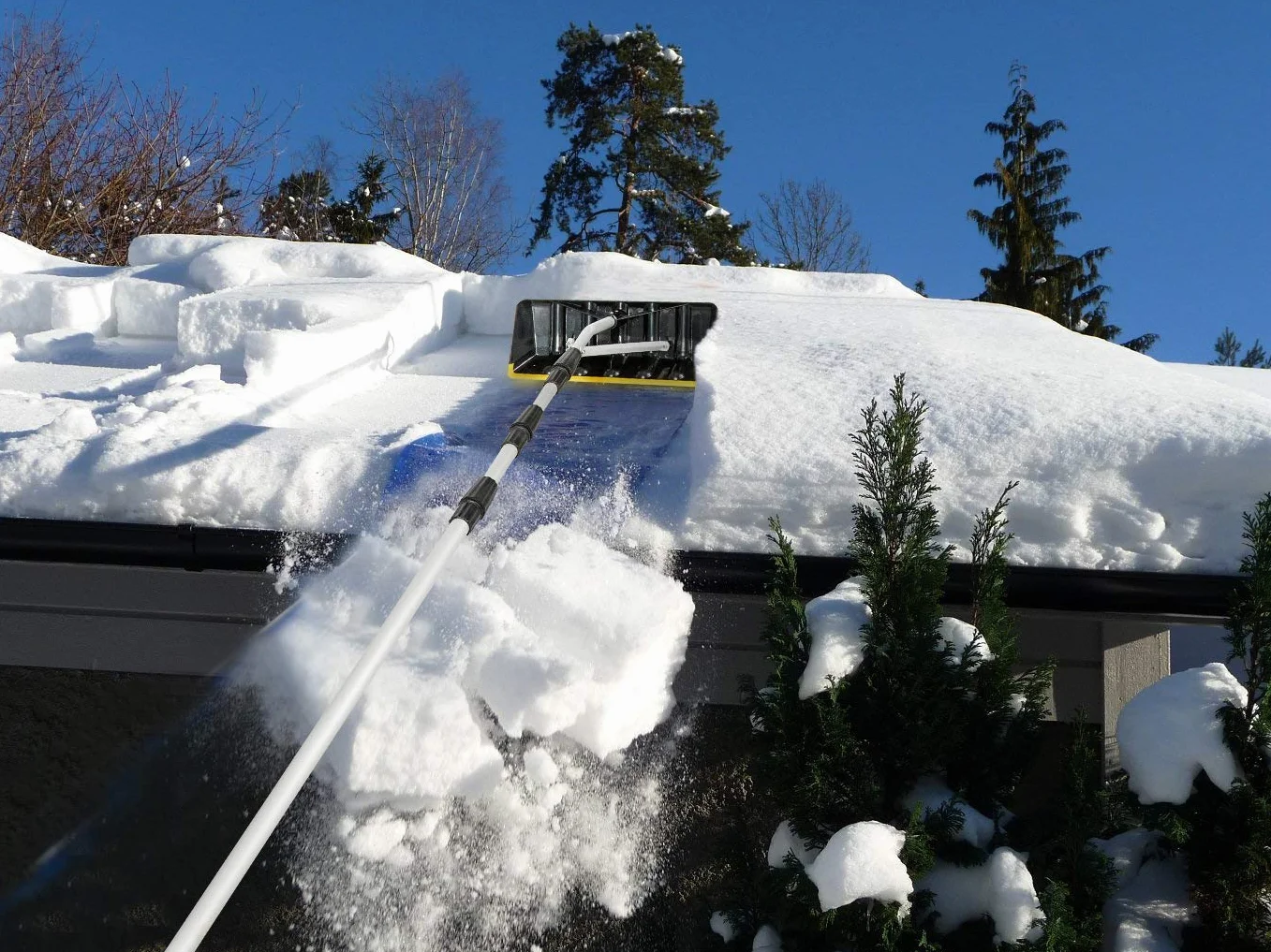 COSTWAY Râteau à Neige Télescopique en Aluminium 201-630 cm Lame 40 cm Poignée Antidérapante TPR pour Toit