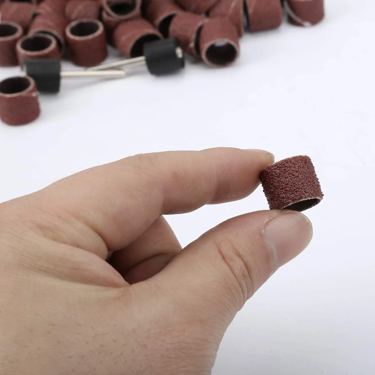 100Pcs Tambour de ponçage Bandes de Ponçage 1/2 (pouces) 80 Grit Sand Bands Shank Kit d'outils rotatifs avec 2 Pcs Mandriaux
