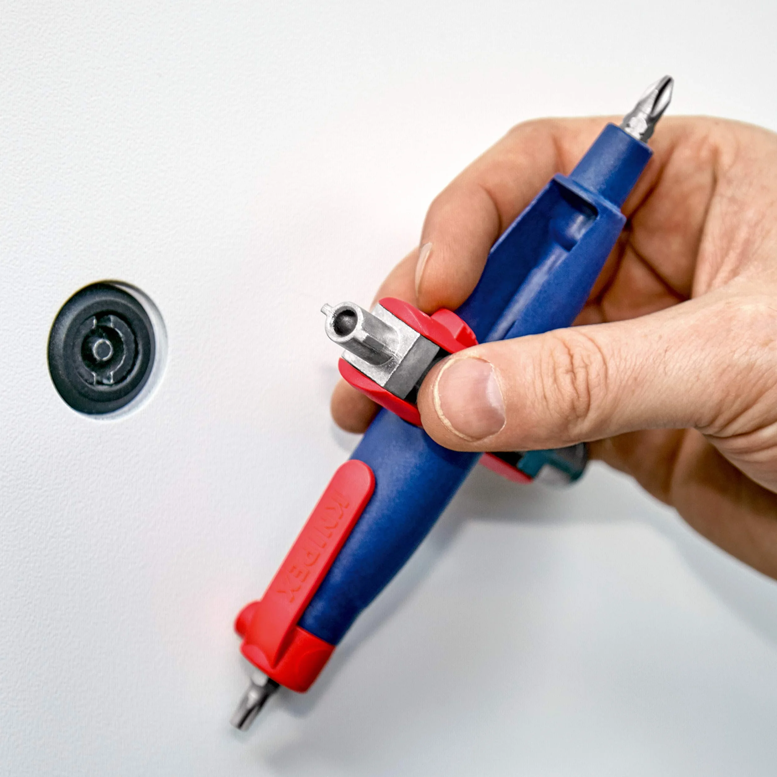 Knipex Clé pour armoires de commande, forme stylo pour toutes les armoires et systèmes de fermeture standard 145 mm, 00 11 07