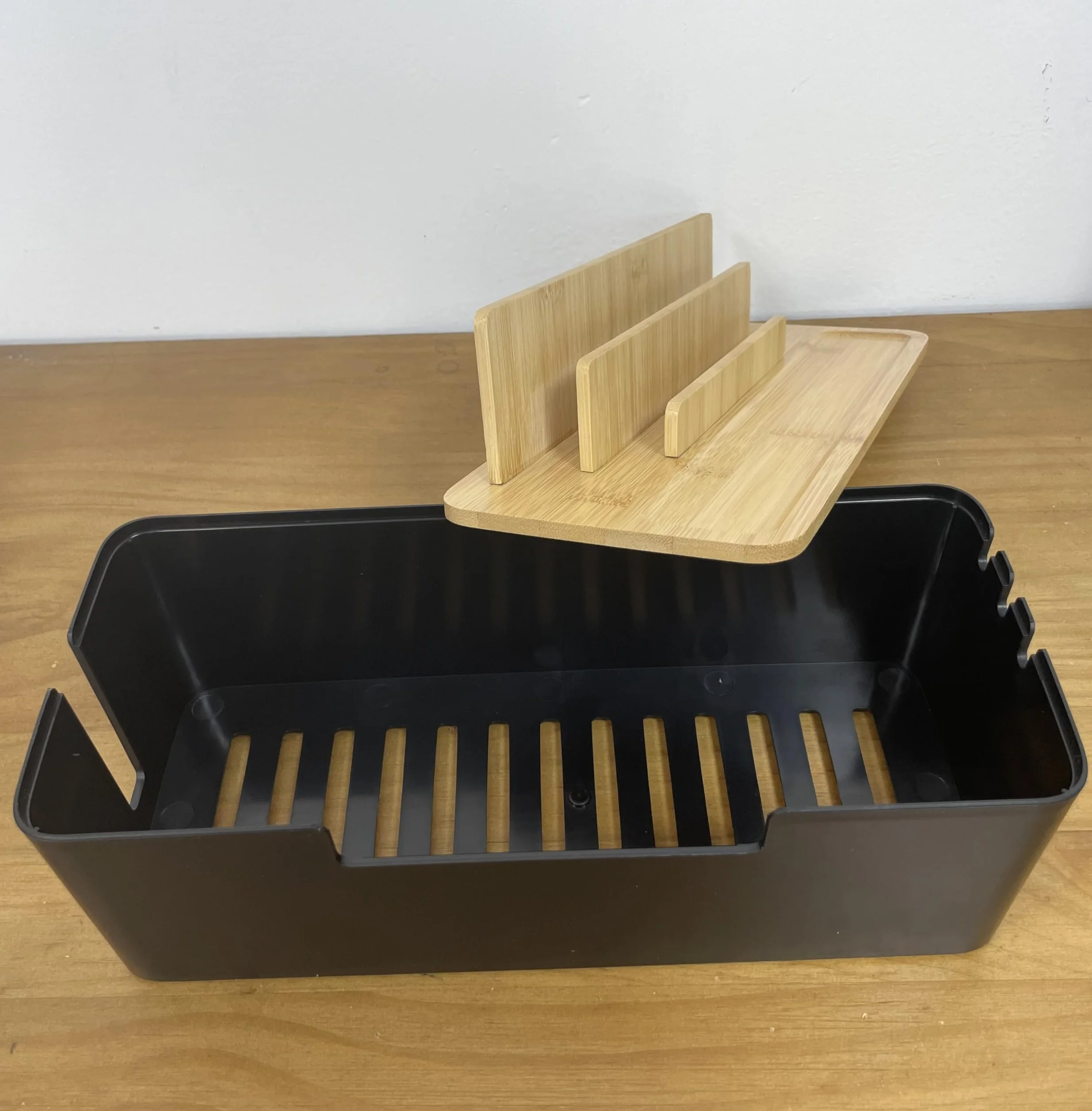 Boîte de gestion des câbles avec couvercle en bois, rangement multi-appareils pour téléphones/tablettes/smartwatches, rangement des câbles sur le bureau pour un espace de travail ordonné (Noir)