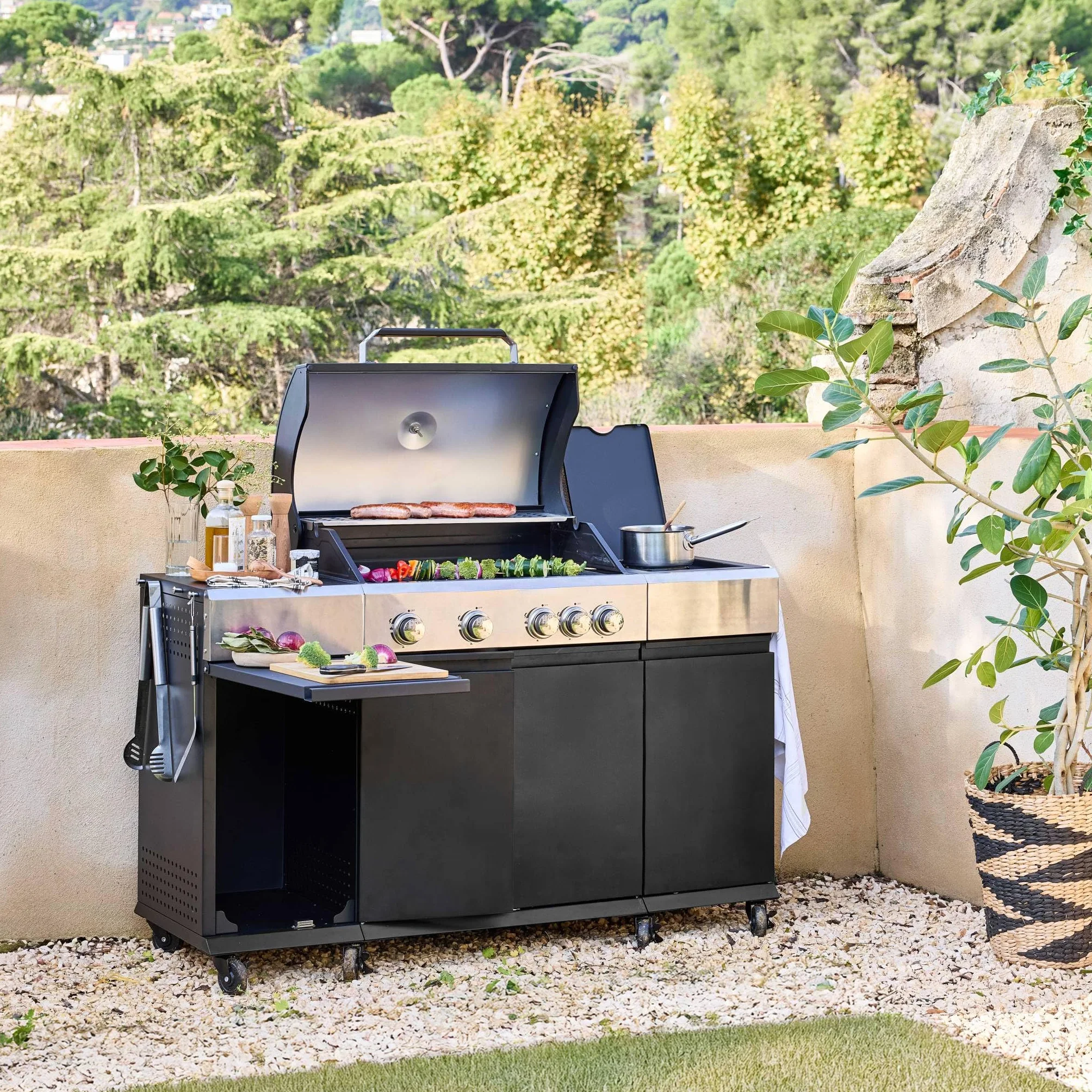 Sweeek Barbecue gaz 4 brûleurs + 1 feu latéral MAXIM noir acier L 145.5 x P 61.5 x H 143.5cm