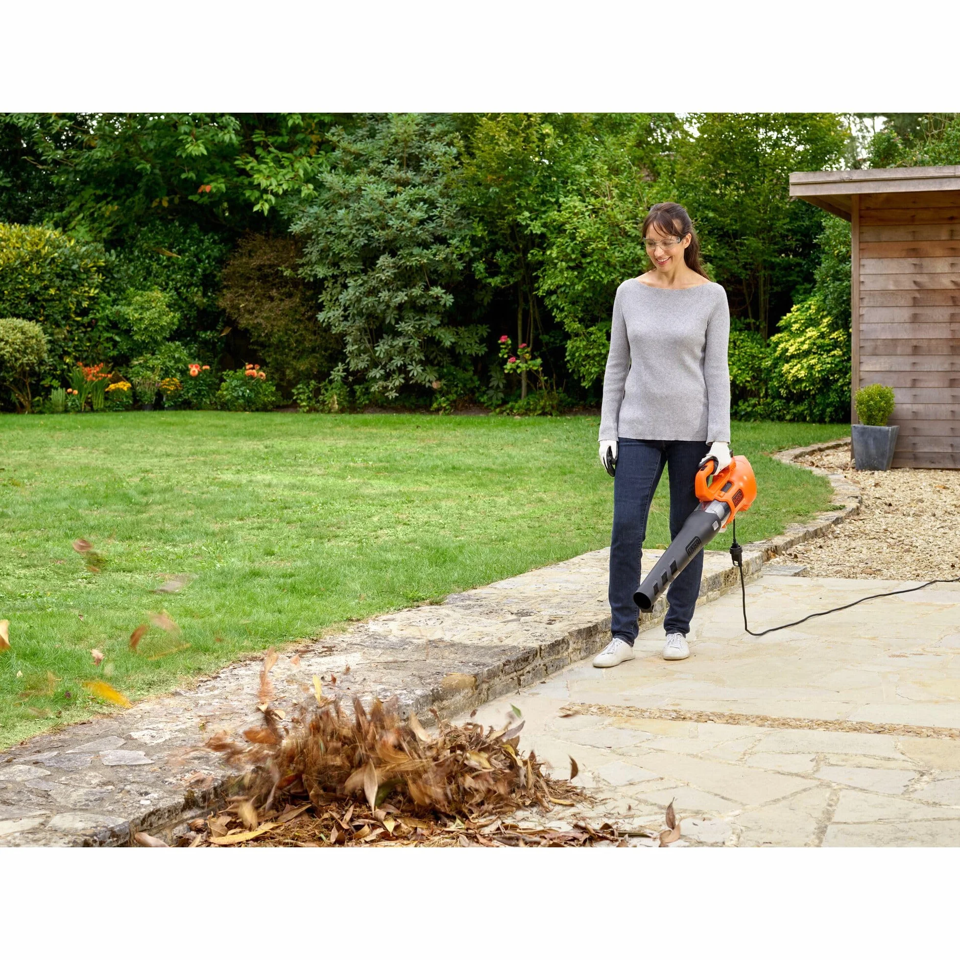 BLACK+DECKER Souffleur axial filaire 1850W 2 vitesses racloir intégré 12,75 m³/min 190 km/h BEBL185-QS
