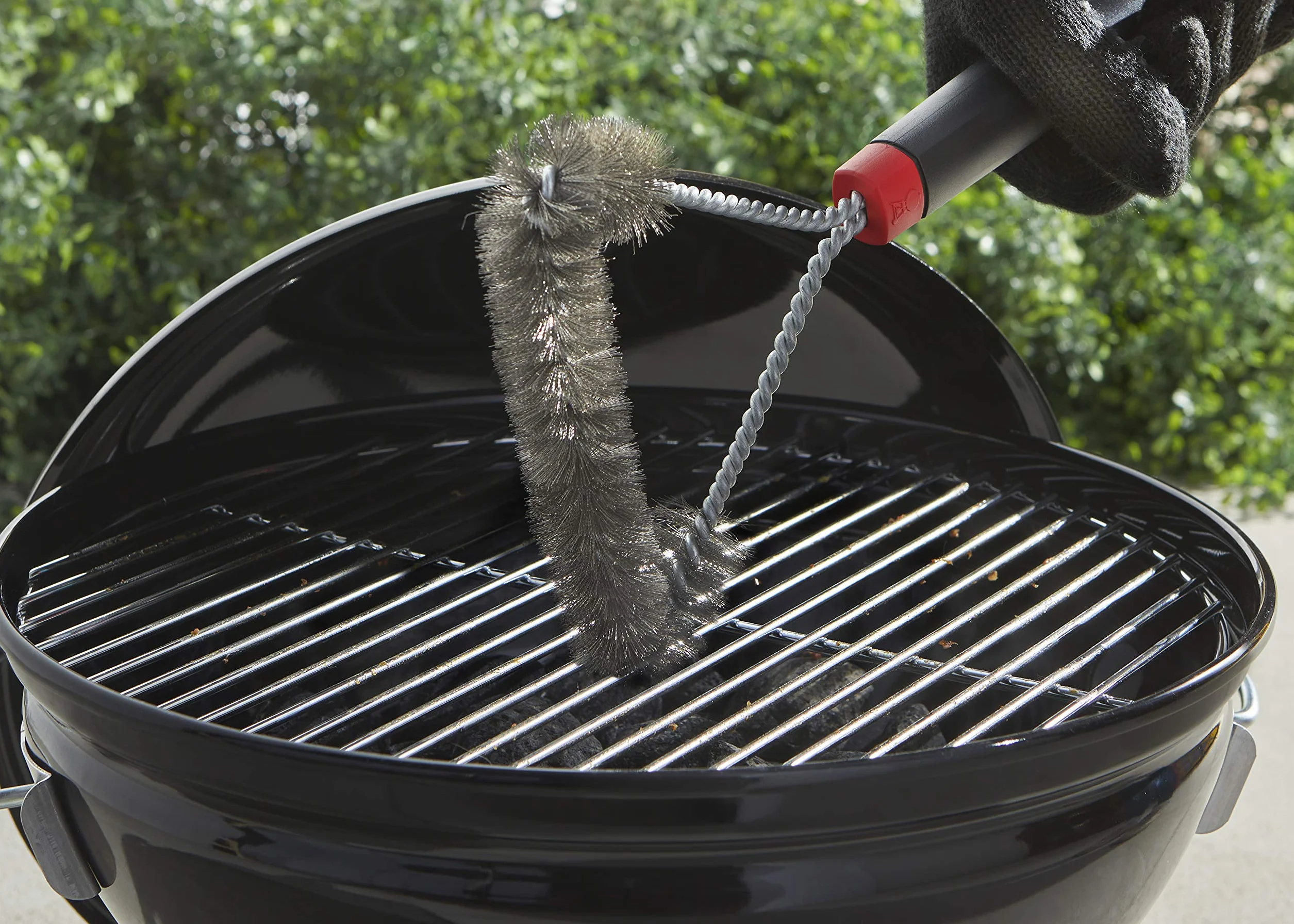 Weber Kit de nettoyage pour barbecues Q et Pulse - Nettoyant grilles, huile anti-adhérence, brosse 3 côtés, grattoir, chiffon microfibre, 2 éponges