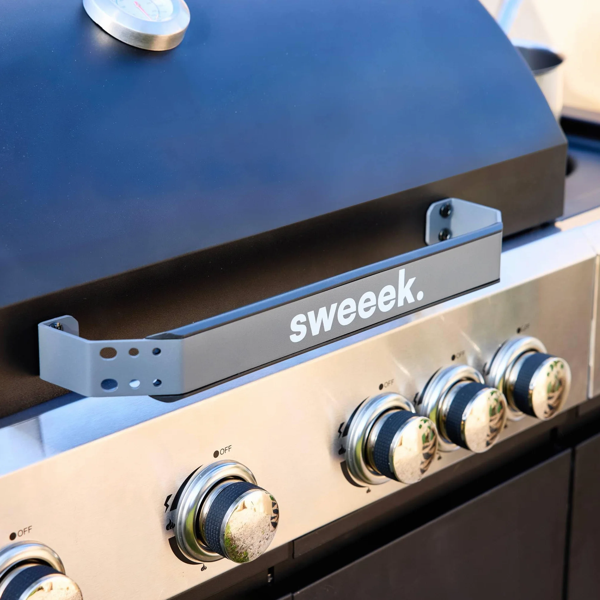 Sweeek Barbecue gaz 4 brûleurs + 1 feu latéral MAXIM noir acier L 145.5 x P 61.5 x H 143.5cm