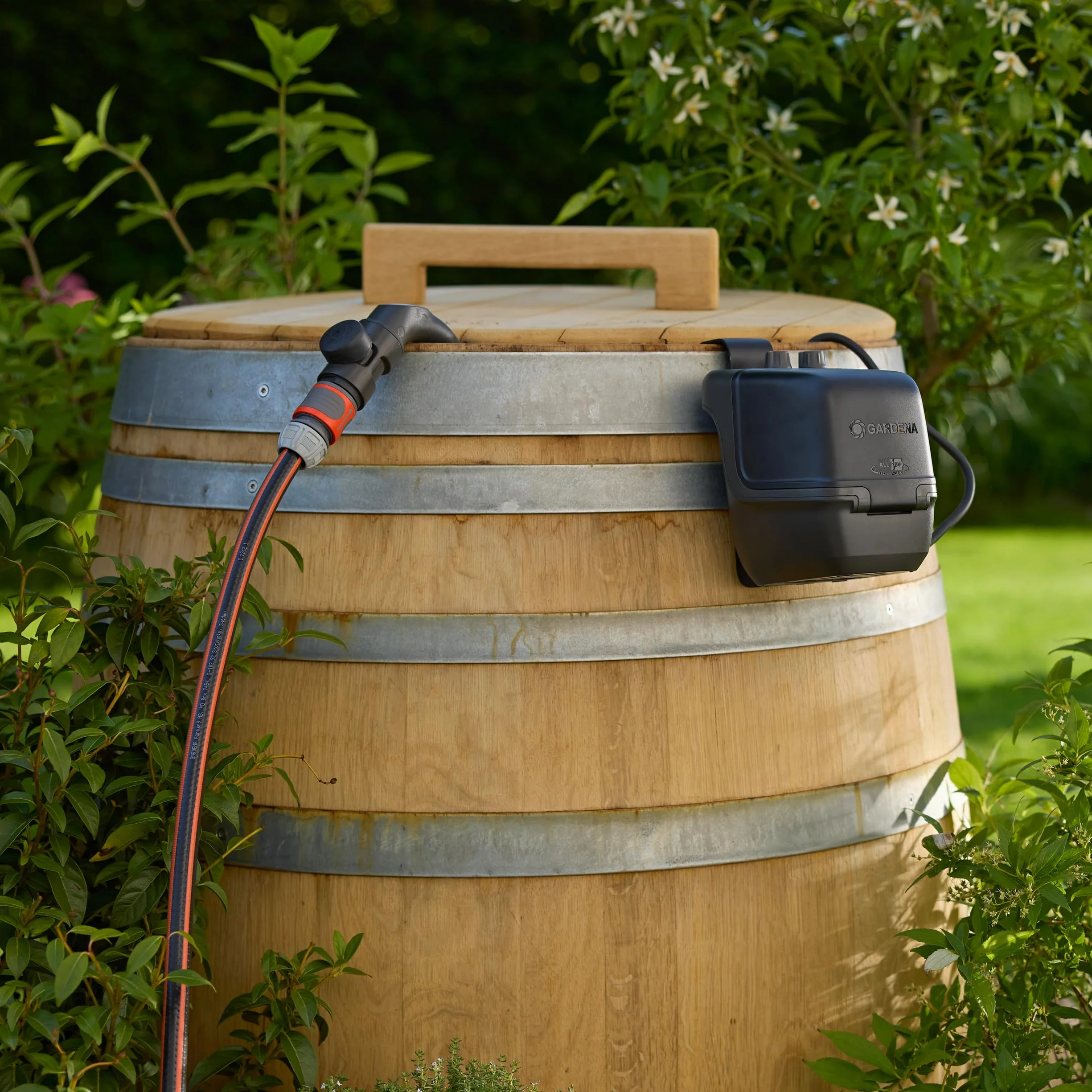 Gardena Pompe pour collecteur d'eau de pluie 2600 Comfort 18V P4A - sans chargeur ni batterie: Programmation de l'arrosage, Fonction minuterie, S’adapte à votre réservoir d’eau (14604-55)