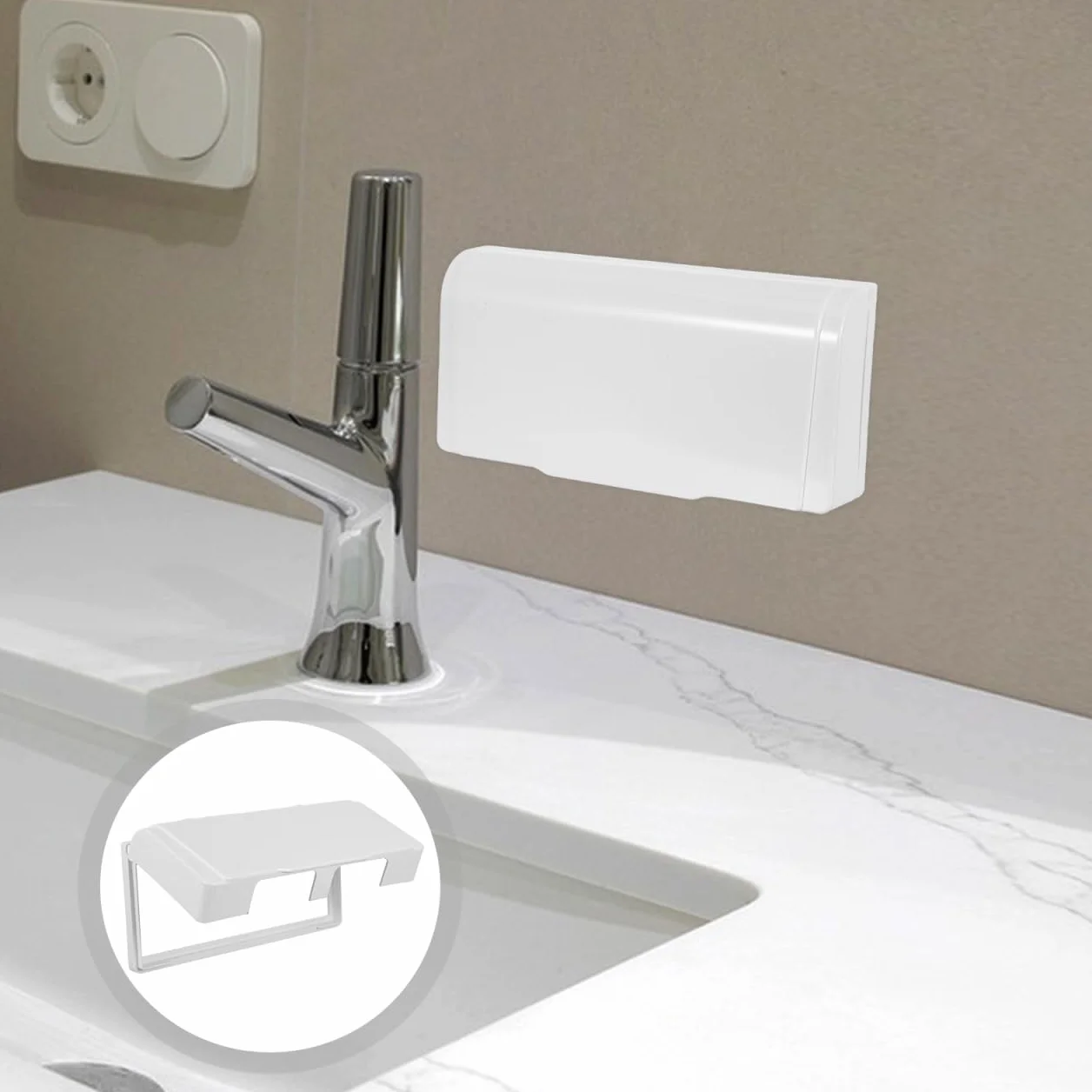Cache-Prise Adhésif Étanche pour 4 Prises Murales Blanc Boîtier de Protection Anti-Éclaboussures pour Salle de Bain Cuisine Installation sans Perçage Compatible Multiprises