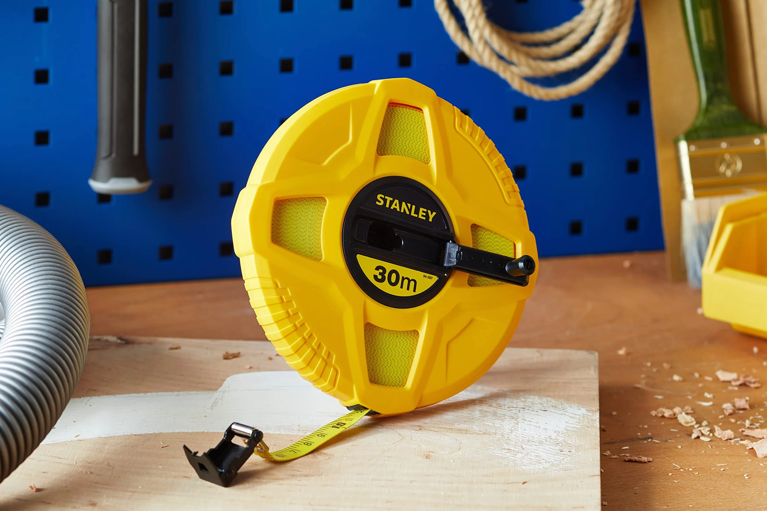STANLEY Mètre À Ruban Fibre De Verre 30 M Jaune Fluo Revêtement Pvc Anti-Corrosion Anti-UV Non Conducteur Classe Iii Boitier Abs Antichocs