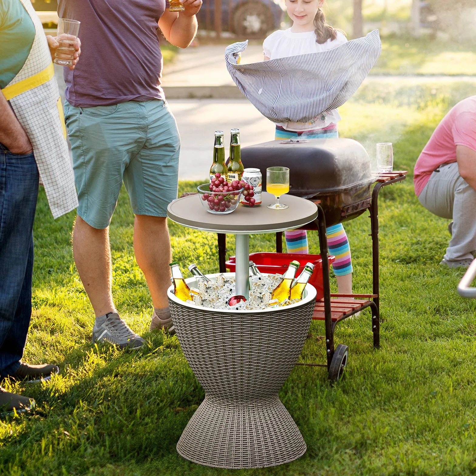 COSTWAY Table Glacière 30L 2 en 1 avec Plateau Relevable, Seau à Glace Imitation Rotin, Ø 43 x 57,5/82 cm Brun