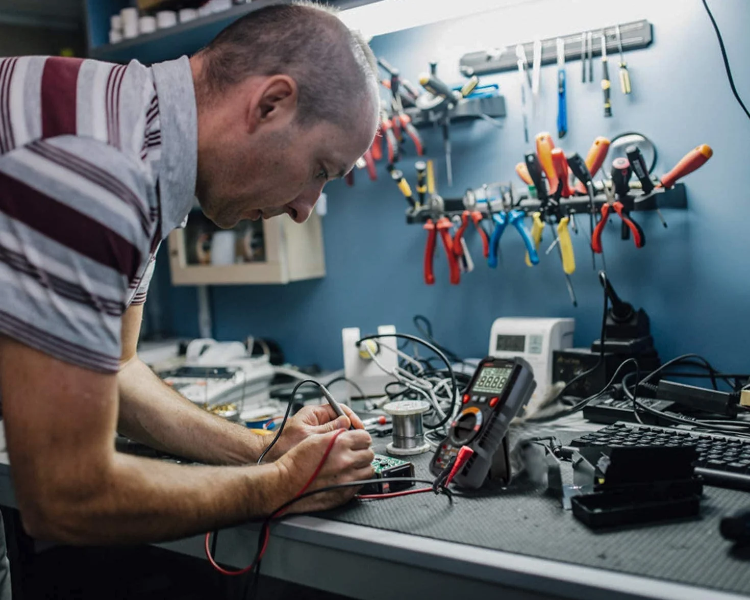 KAIWEETS Multimètre Automatique Numérique, TRMS 6000 Comptes (Guide de Bornes LED), Ampèremètre, Testeur Electrique Professionnel, Température Capacimètre Tension/Courant CA/CC Résistance/Fréquence