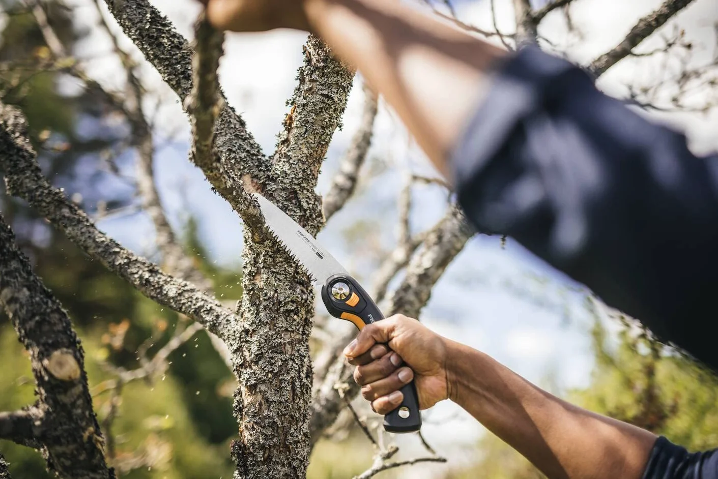Fiskars Plus Scie Pliaple, pour Troncs et Branches épais, 3 positions de Coupe, Lame Power Tooth tranchante, Denture grossière, Longueur de la lame : 21 cm, Noir/Orange, SW69, 1067553