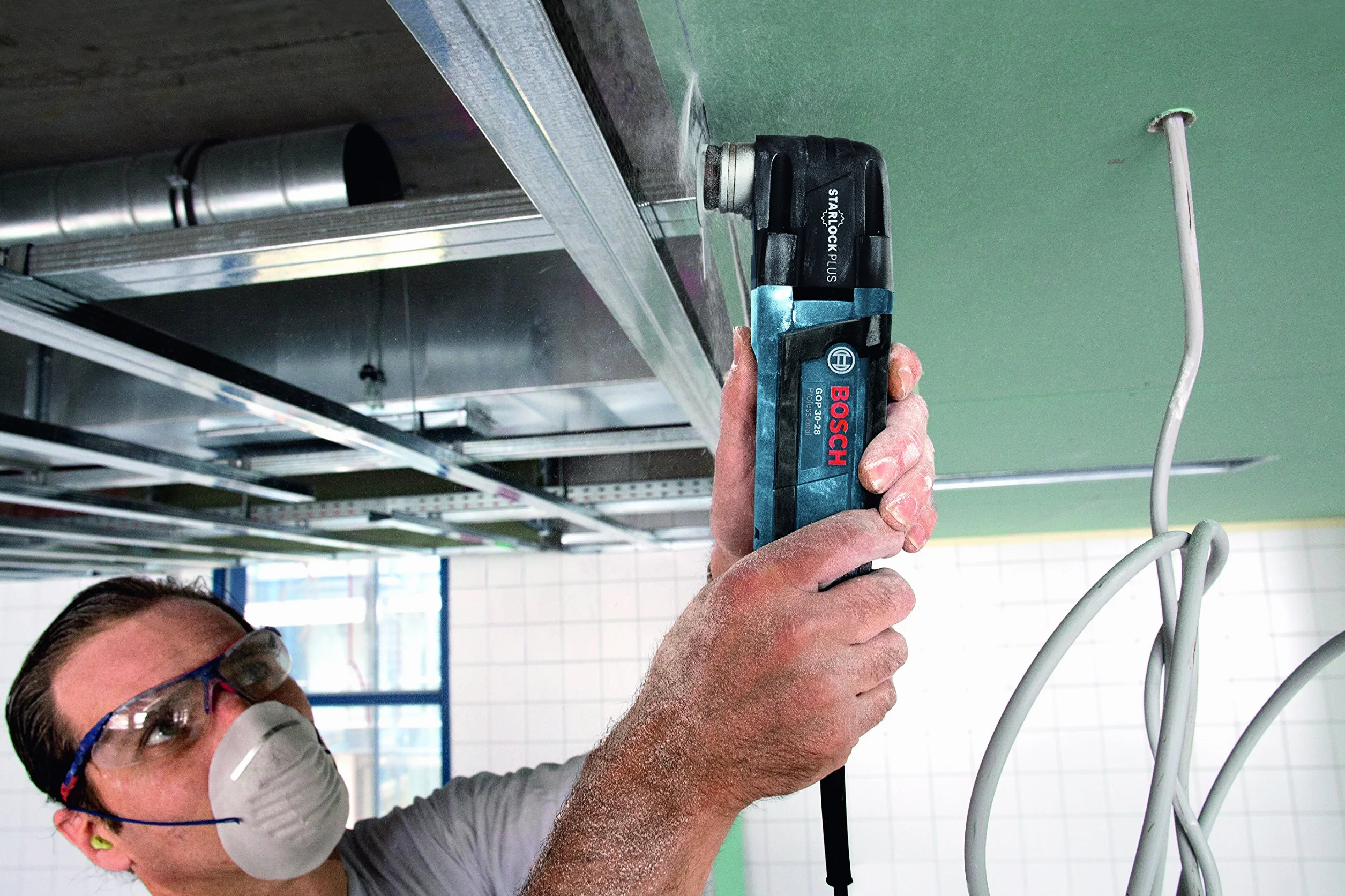 Bosch Professional découpeur-ponceur GOP 30-28 (7 lames plongeantes BIM Starlock, 2 lames segments BIM Starlock, 1 plateau concrétion carbure, 5 feuilles abrasives, 1 plateau triangulaire, L-BOXX)