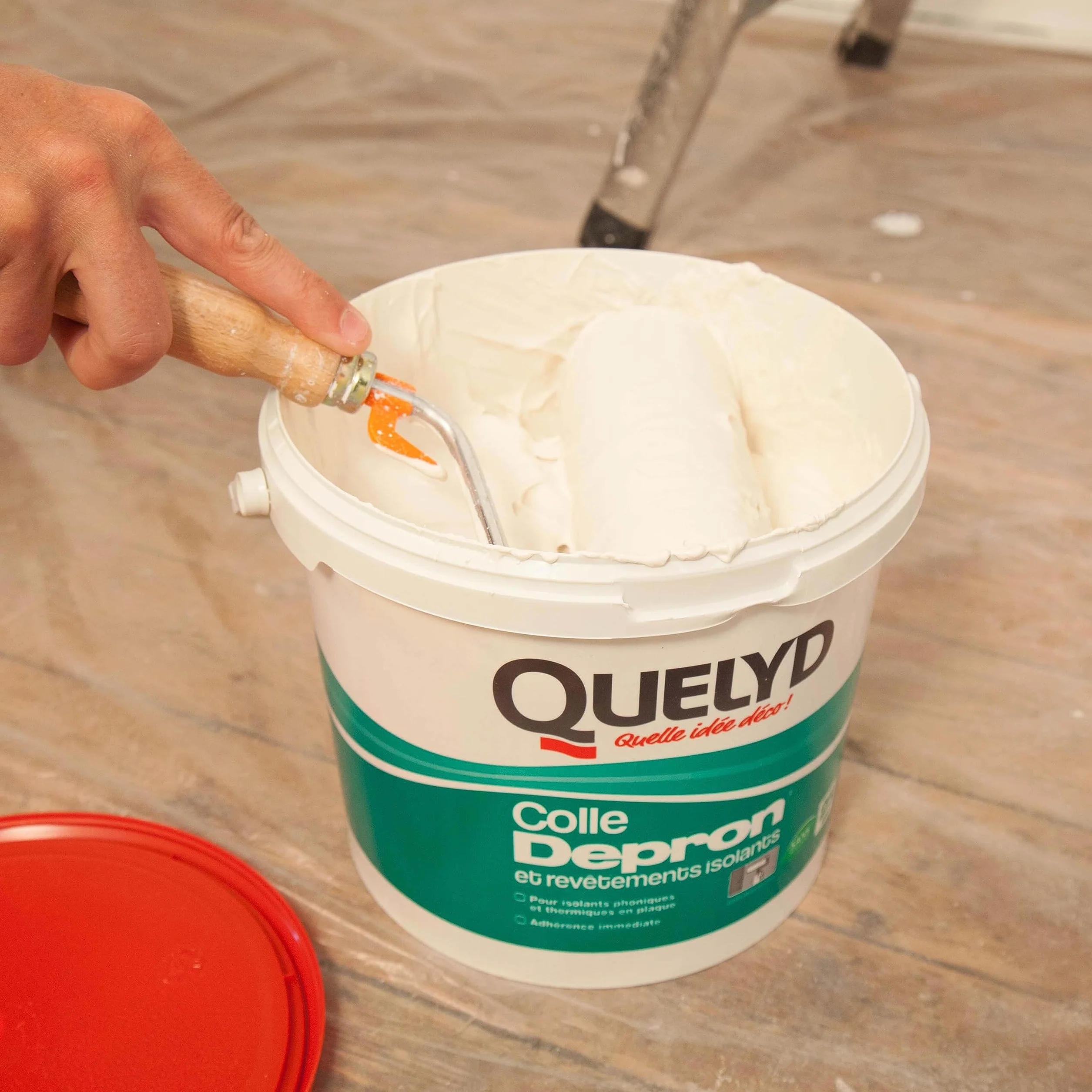 Quelyd Colle Pour Plaques Depron et Revêtement Isolants - Isolation Mur et Plafond - Maintien Immédiat -Sans Solvant - 1 Seau 6 kg