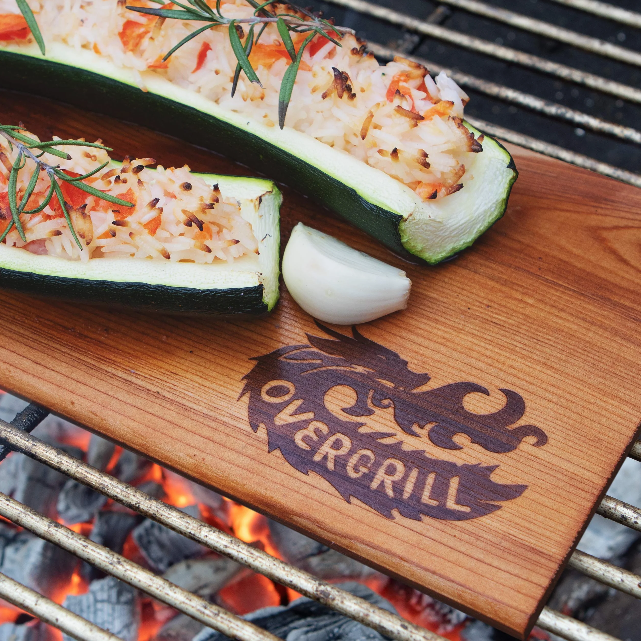 Planche en bois de cèdre rouge pour barbecue grillade arôme fumé