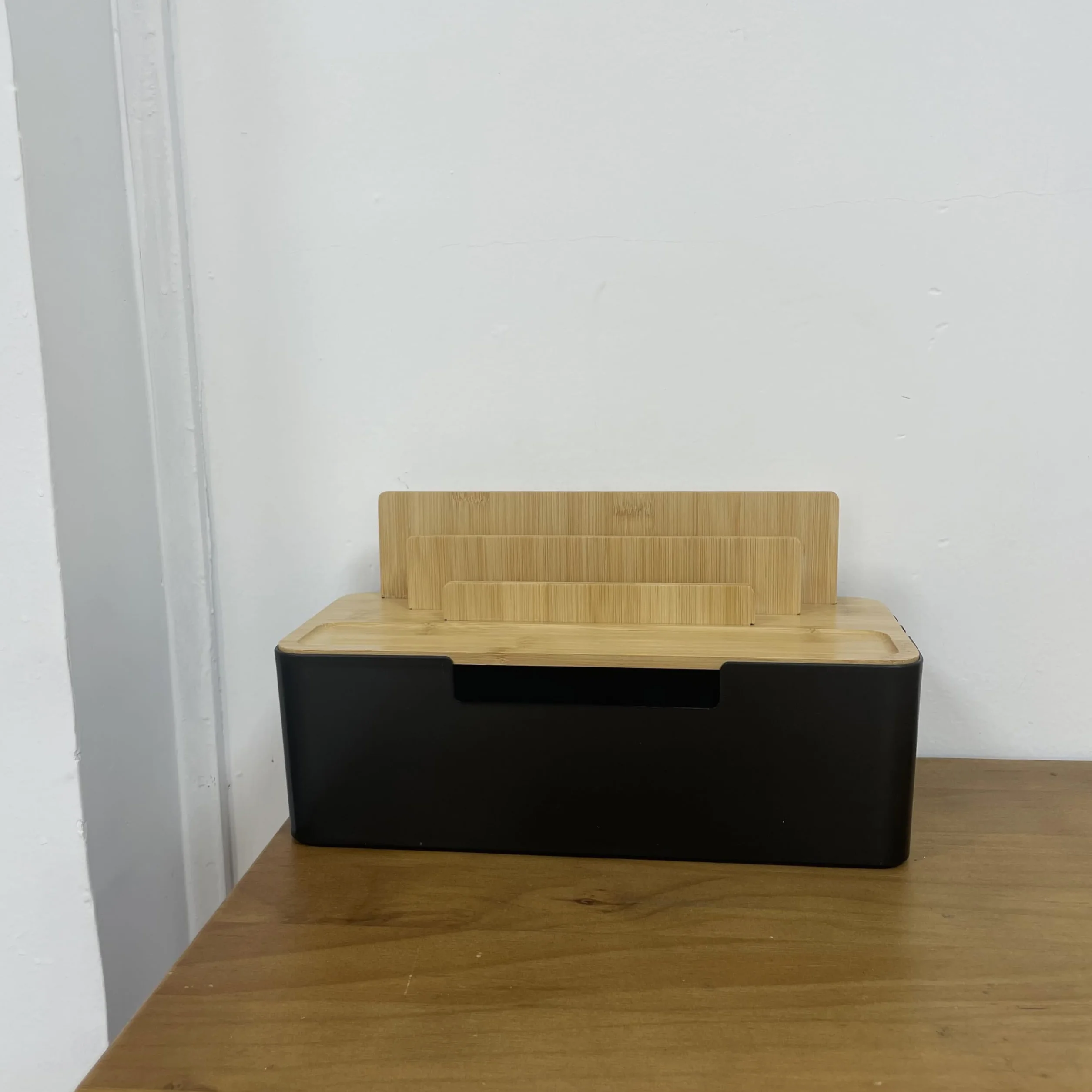 Boîte de gestion des câbles avec couvercle en bois, rangement multi-appareils pour téléphones/tablettes/smartwatches, rangement des câbles sur le bureau pour un espace de travail ordonné (Noir)