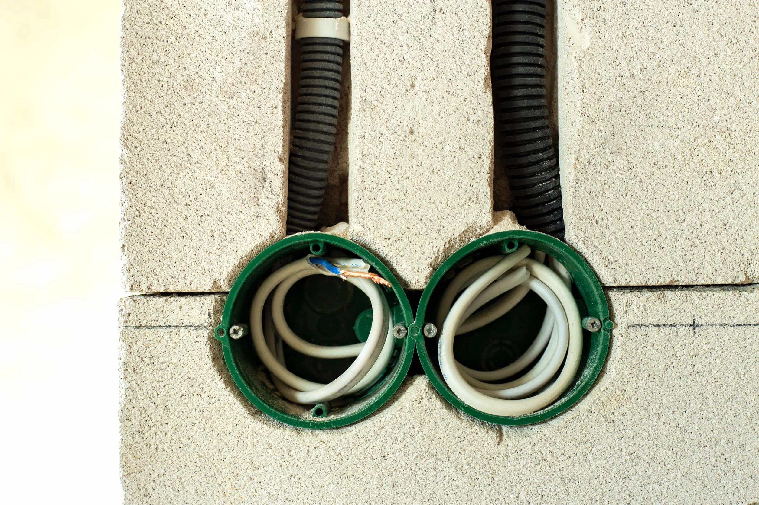 LumenTEC Tuyau d'installation électrique rigide en PVC-U noir forme calice O 16 2 m + 2 supports