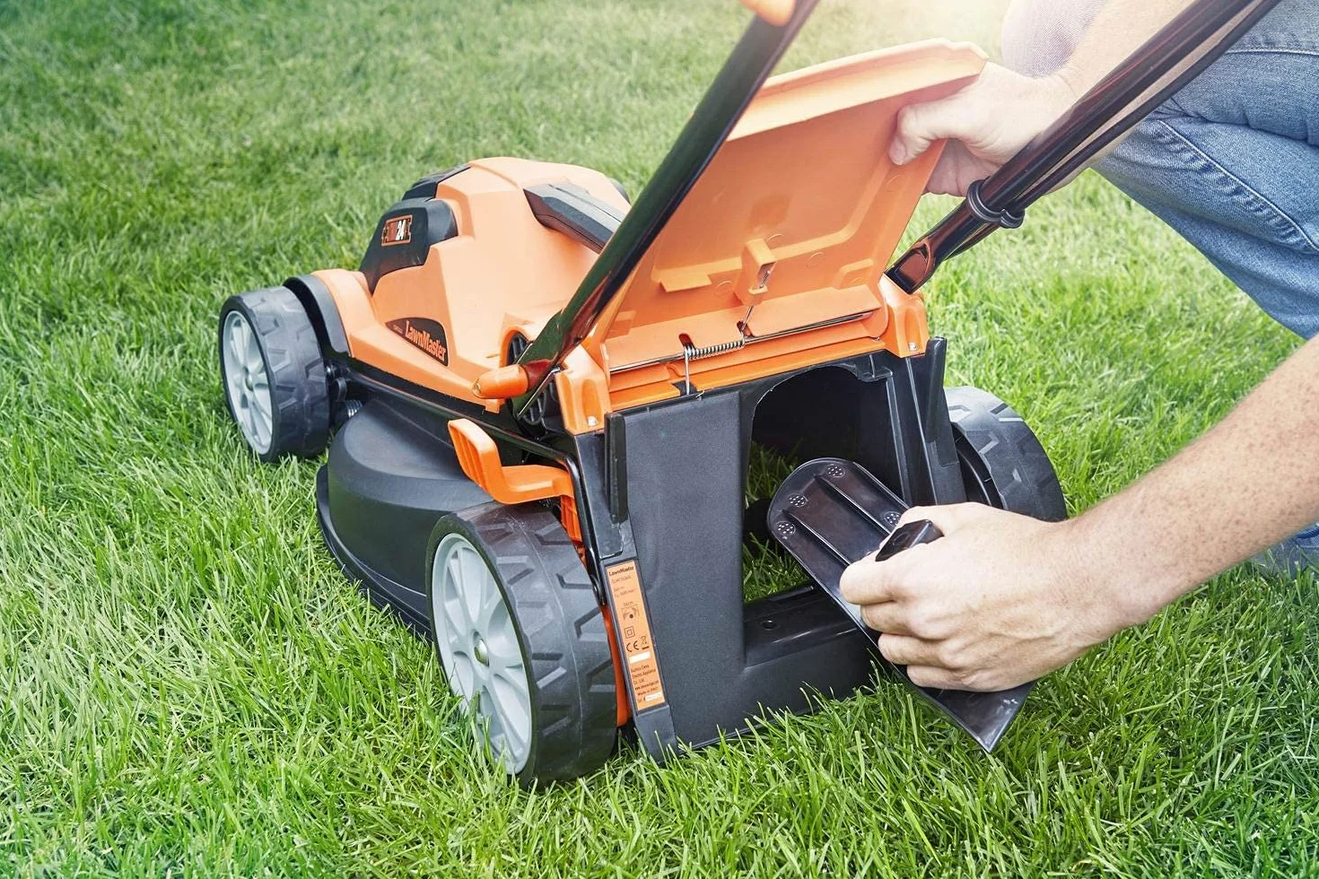 LawnMaster CLMF2434G Tondeuse à Gazon sans Fil 24V Max 34cm 2x4.0Ah Batterie