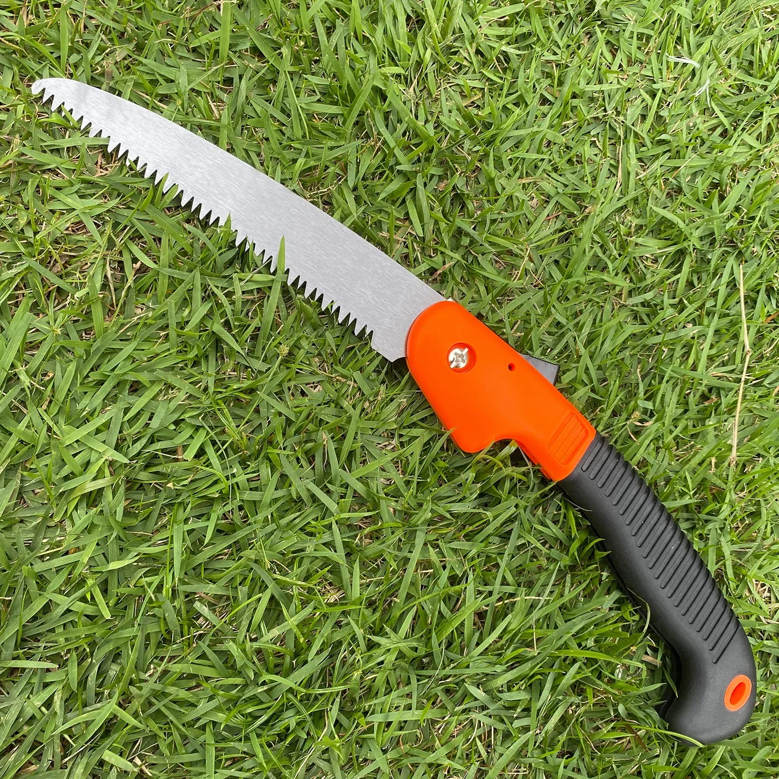 Newaner Scie à Élaguer Pliante 180mm,Scie Pliante à Main Avec poignée antidérapante et verrouillage de sécurité,Scie à main polyvalente pour couper et jardiner, tailler et réparer（orange）