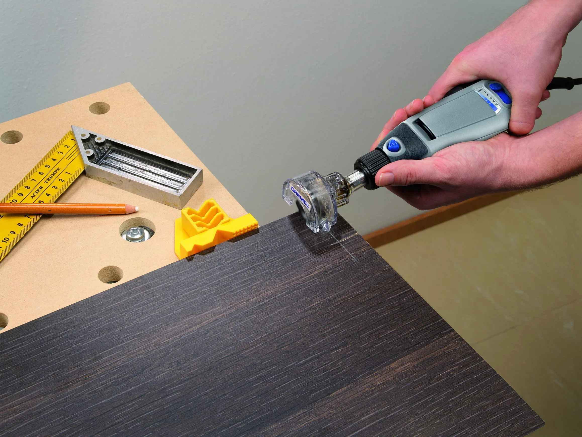 Dremel Lame Rip & Cross Cut 546, disque à tronçonner à 2 outils rotatifs pour couper le bois et le stratifié, diamètre de travail 31,8 mm, profondeur de coupe maximale 6,4 mm