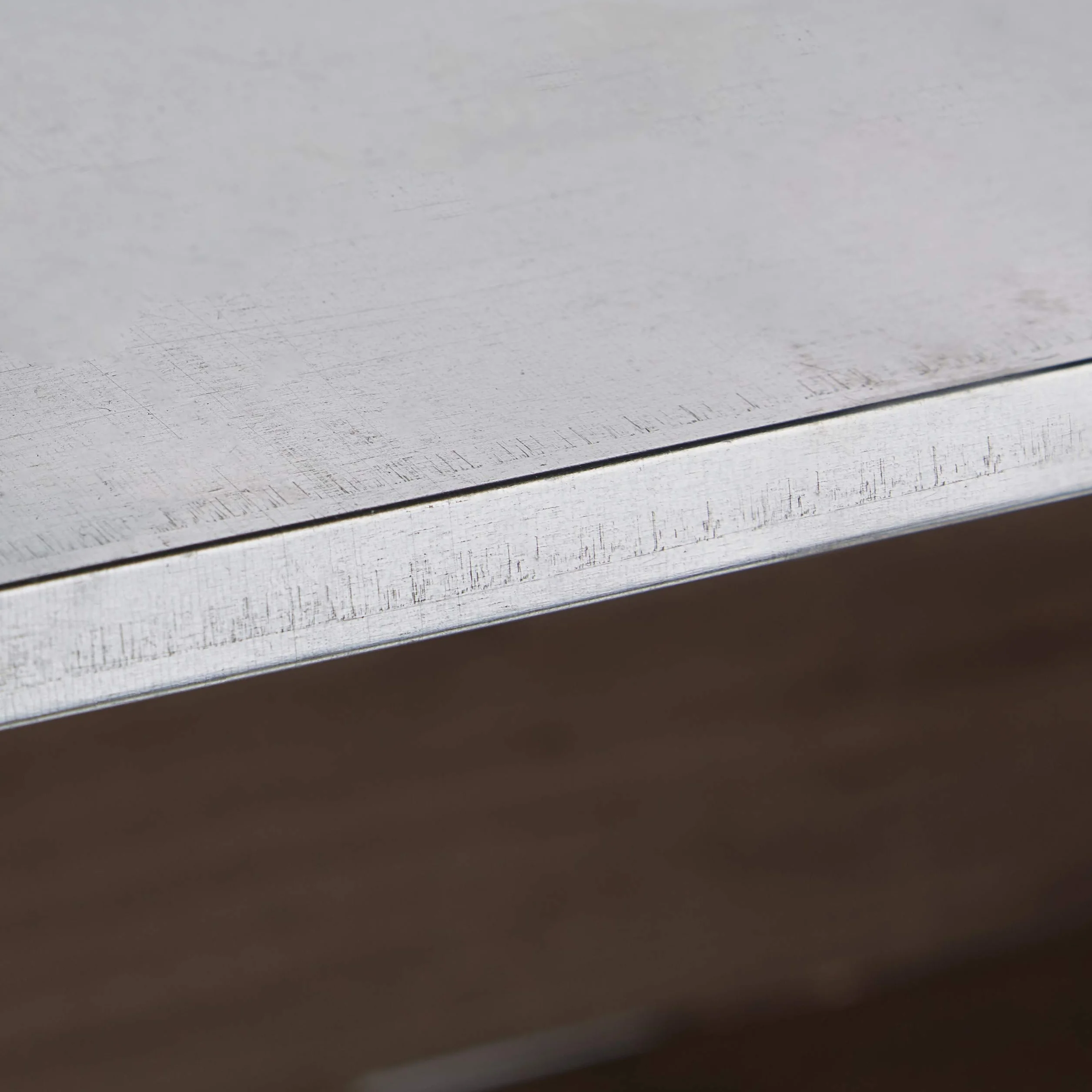 Relaxdays Plaque métallique Table de dépotage avec rangements Bois 86 x 92 x 41 cm Marron