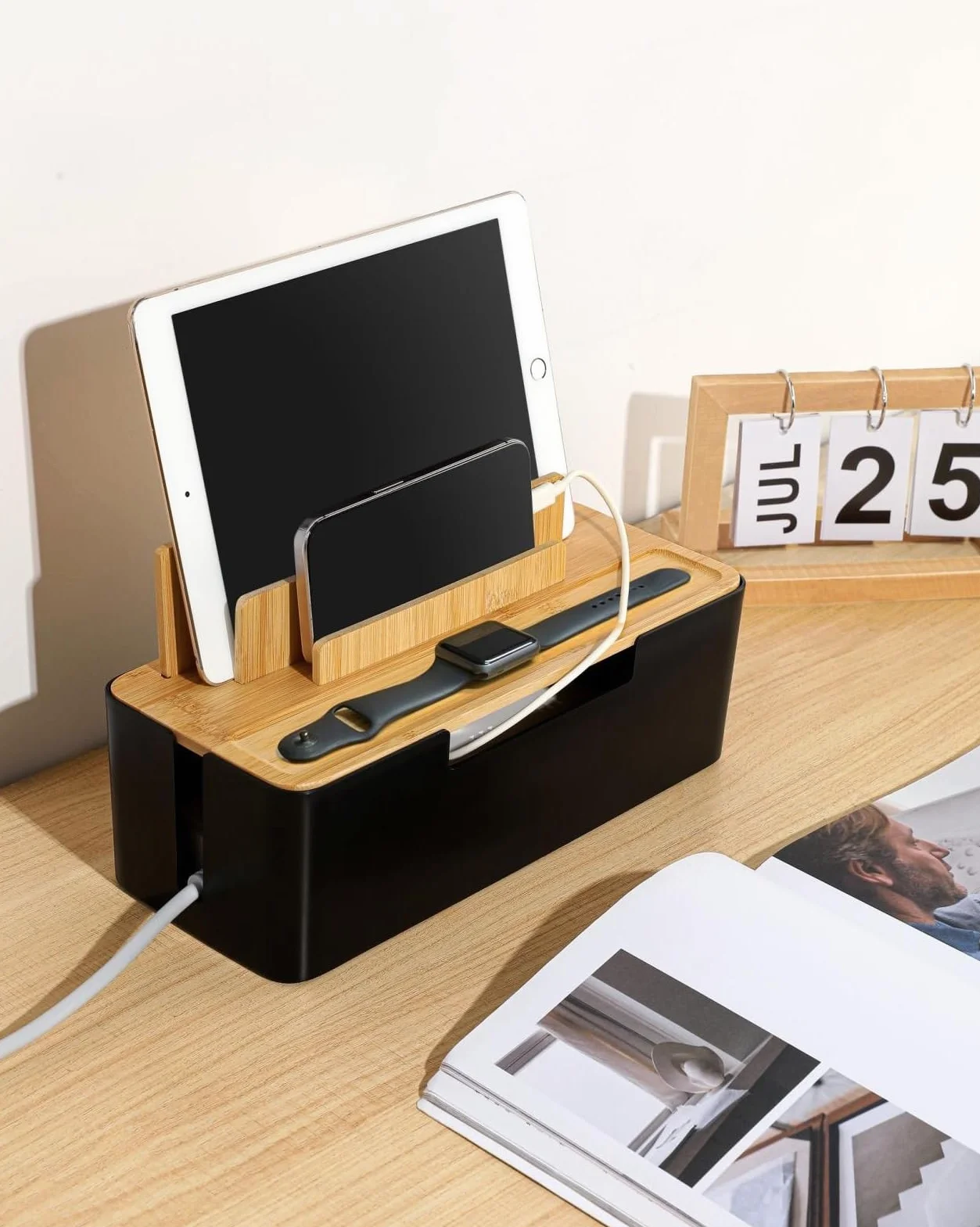 Boîte de gestion des câbles avec couvercle en bois, rangement multi-appareils pour téléphones/tablettes/smartwatches, rangement des câbles sur le bureau pour un espace de travail ordonné (Noir)