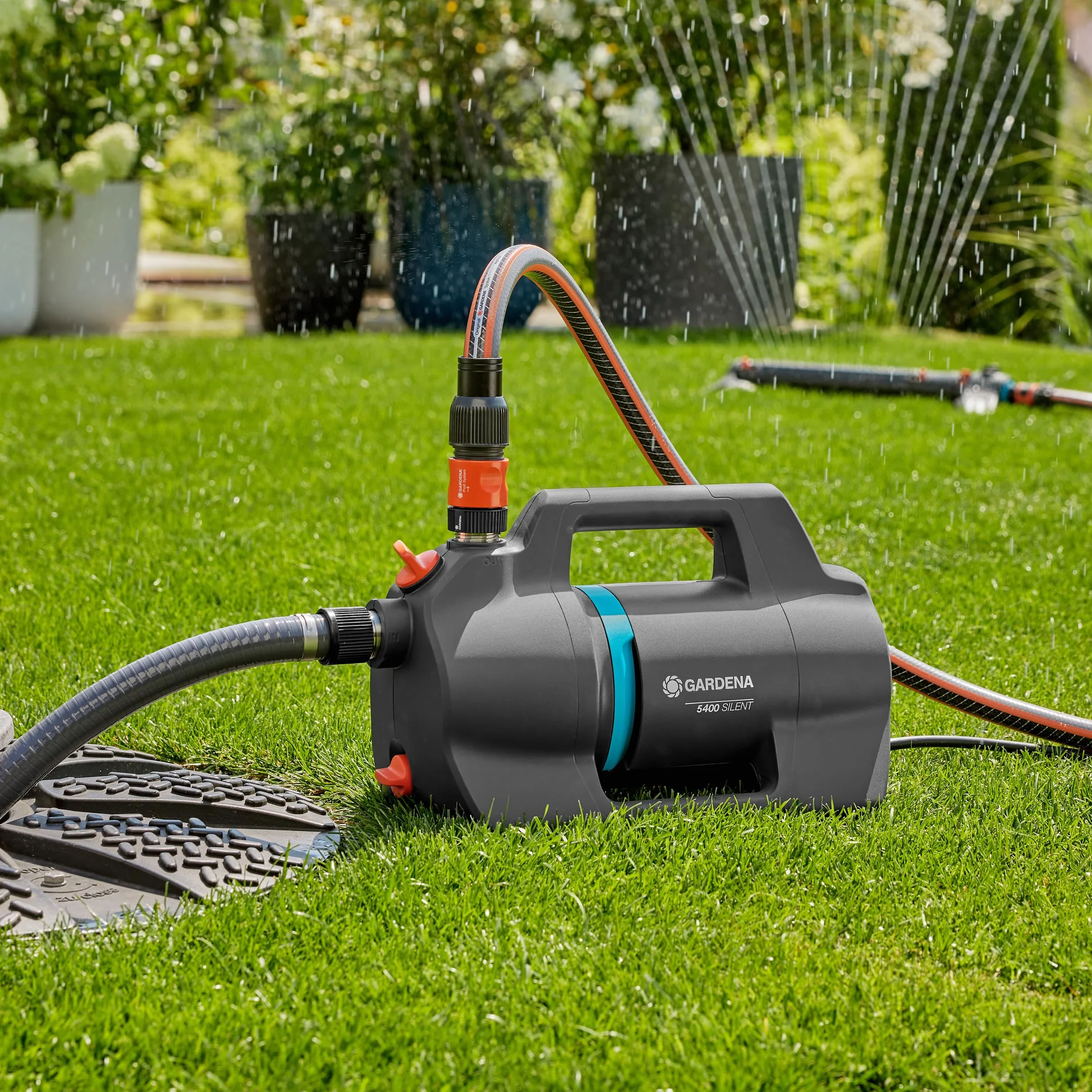 Gardena Pompe de jardin 5400 Silent Pompes: 26% de débit en plus pour la même consommation d'énergie que son prédécesseur*, Fonctionnement silencieux, Boîtier résistant à la pluie et aux UV (9086-20)