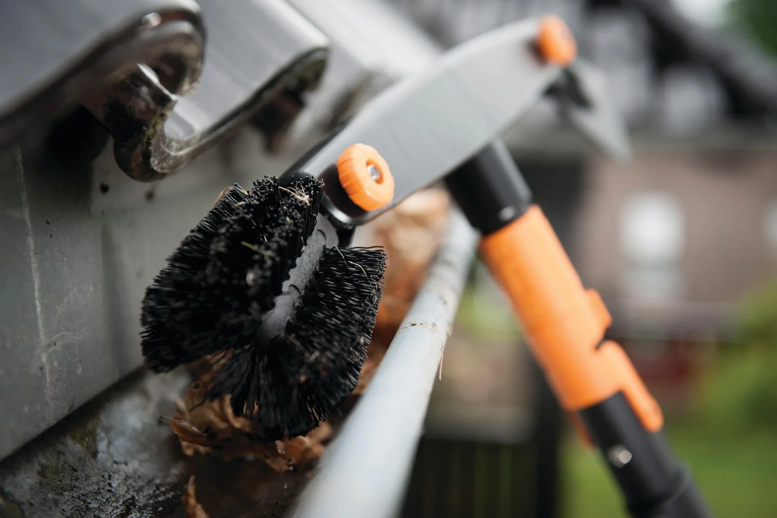 Fiskars Nettoyeur de gouttière, Avec grattoir et brosse ajustables, Tête d'outil QuikFit, Largeur: 4,5 cm, Noir/Orange, QuikFit, 1001414