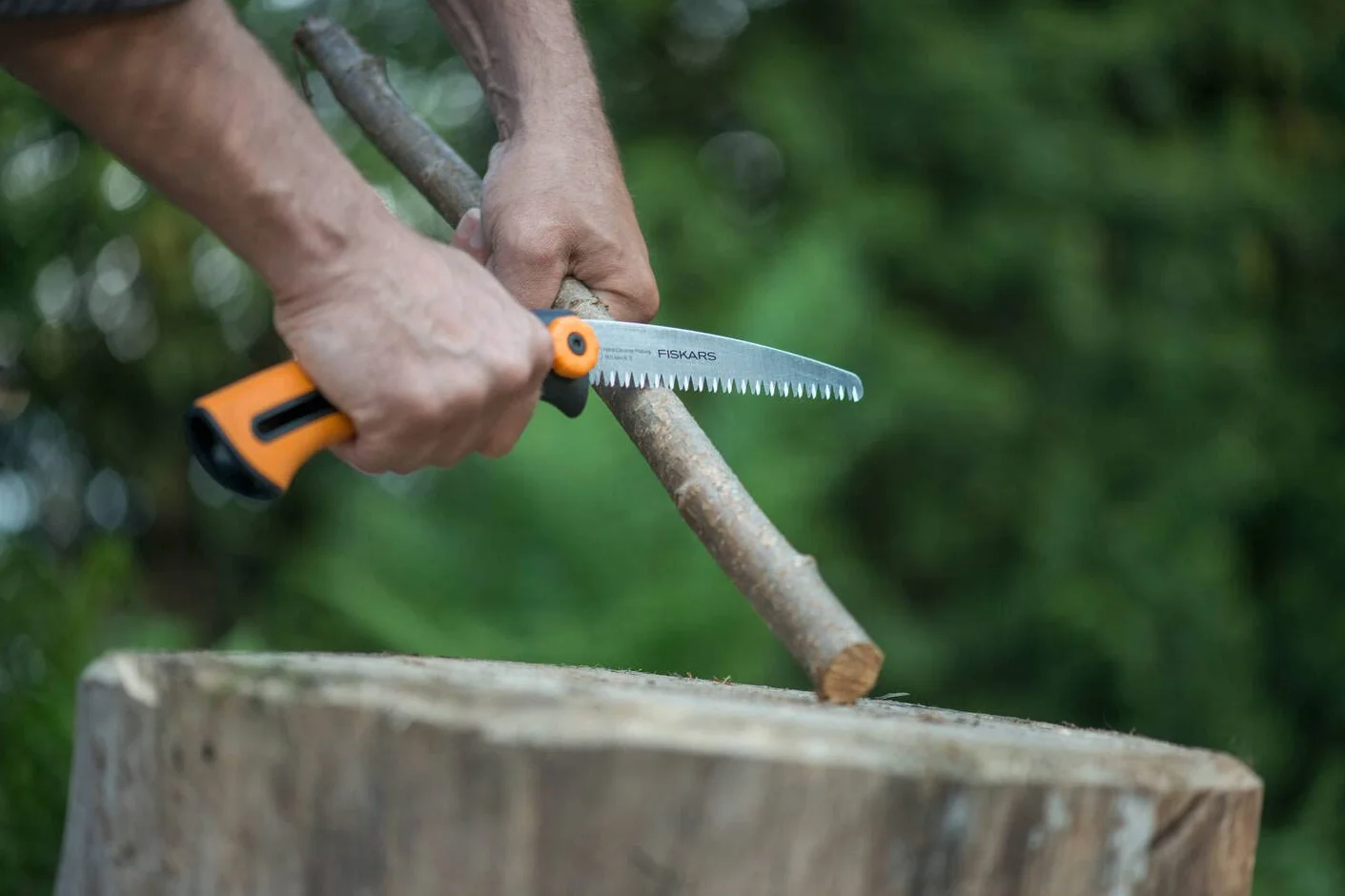 Fiskars Scie à élaguer pour Bois Vert, Lame Rétractable, Grandes dents, Coupe tirante, Longueur de Lame: 16 cm, Lame en Acier Inoxydable, Noir/Orange, Xtract, SW73, 1000613