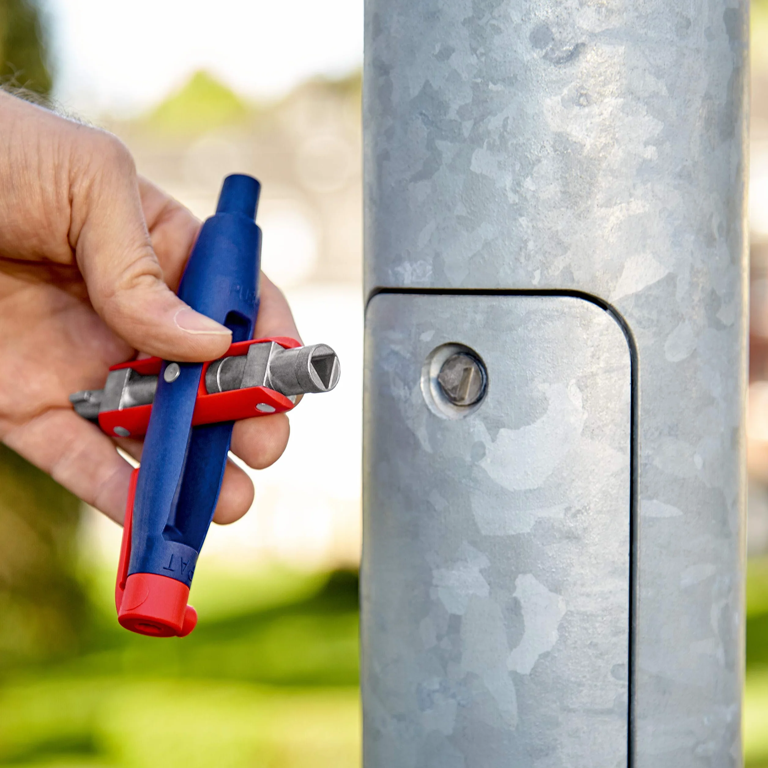 Knipex Clé pour armoires de commande, forme stylo pour toutes les armoires et systèmes de fermeture standard 145 mm, 00 11 07
