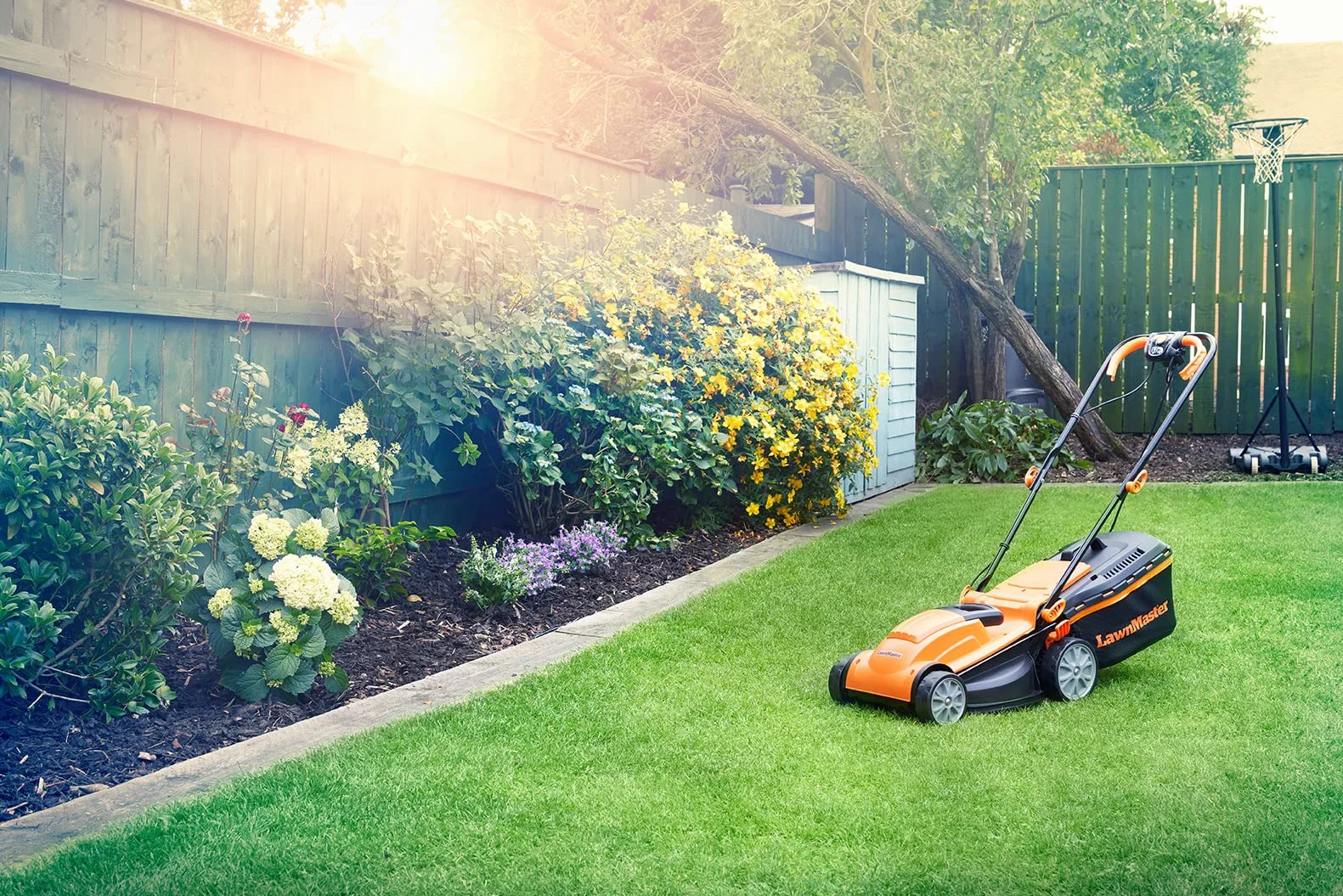 LawnMaster MEB1434M Tondeuse 1400W 34cm 6 Hauteurs Réglable 20-70mm 32L Bac de Ramassage
