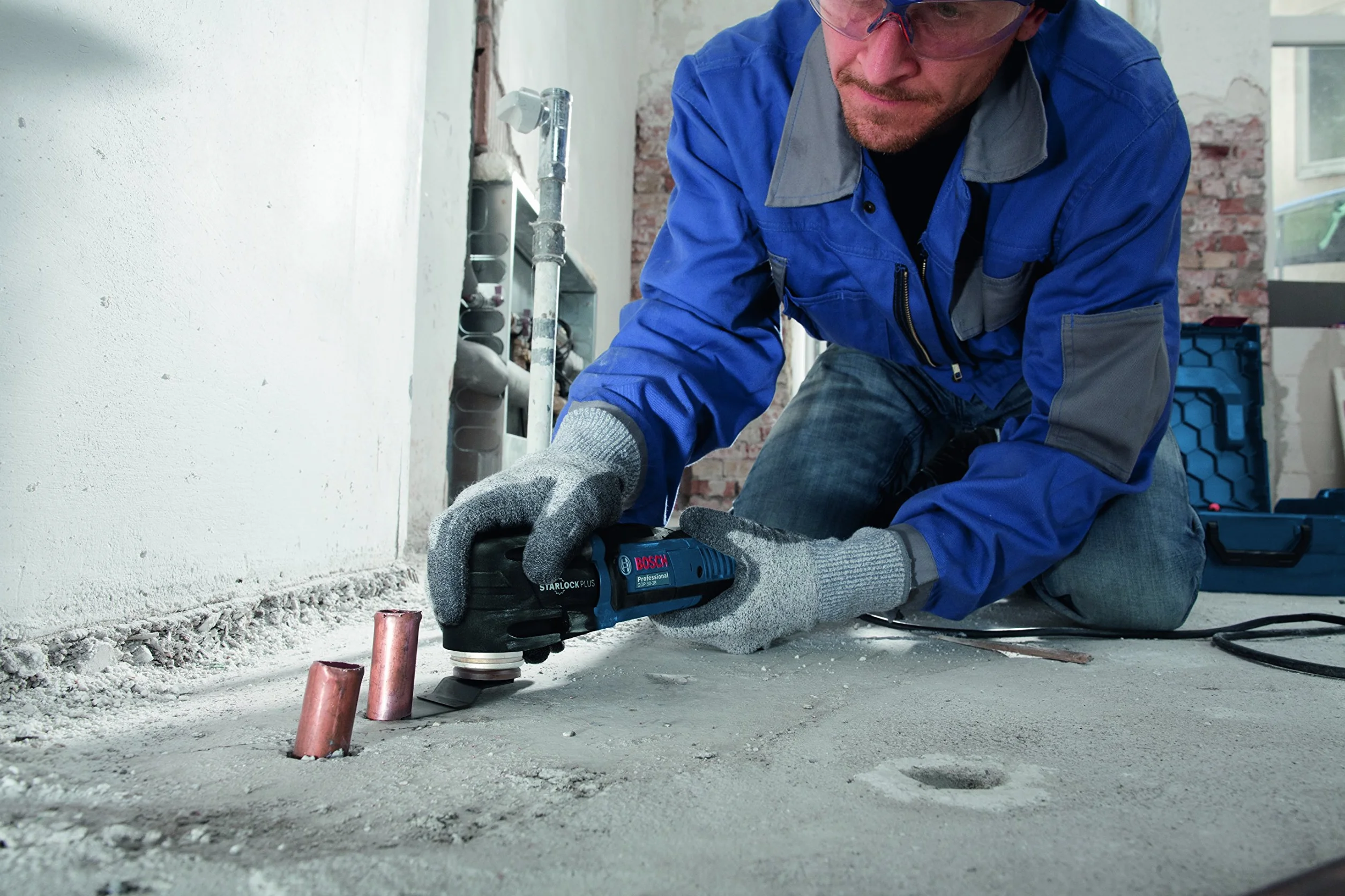 Bosch Professional découpeur-ponceur GOP 30-28 (7 lames plongeantes BIM Starlock, 2 lames segments BIM Starlock, 1 plateau concrétion carbure, 5 feuilles abrasives, 1 plateau triangulaire, L-BOXX)